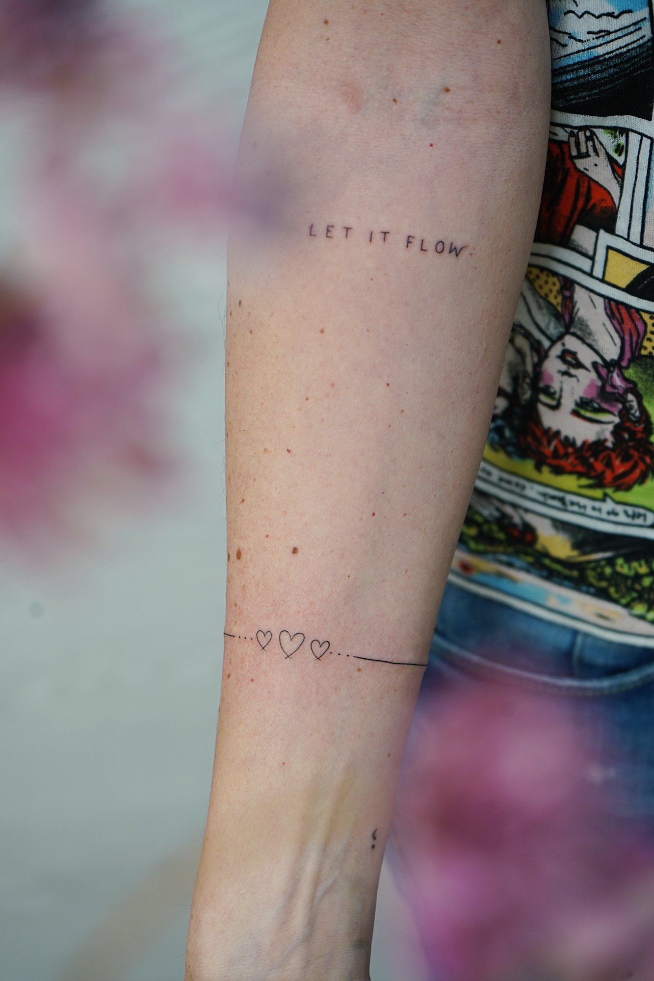 Tatuaje de corazones linea en muneca, línea fina