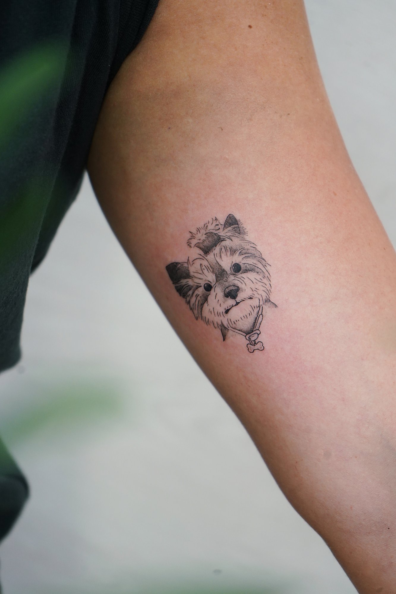 Tatuaje de corazones rojo micro en zona desconocida, línea fina