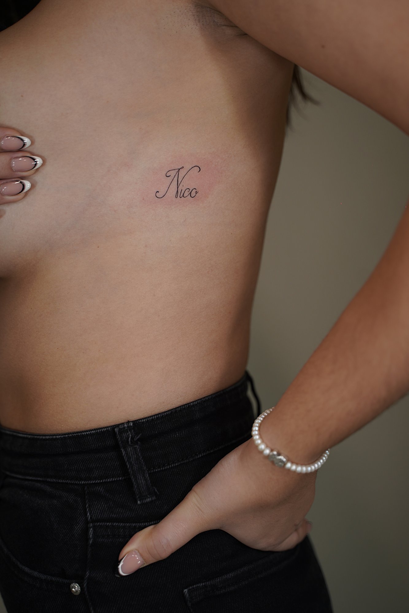 Tatuaje de corona tres puntos en zona desconocida, línea fina
