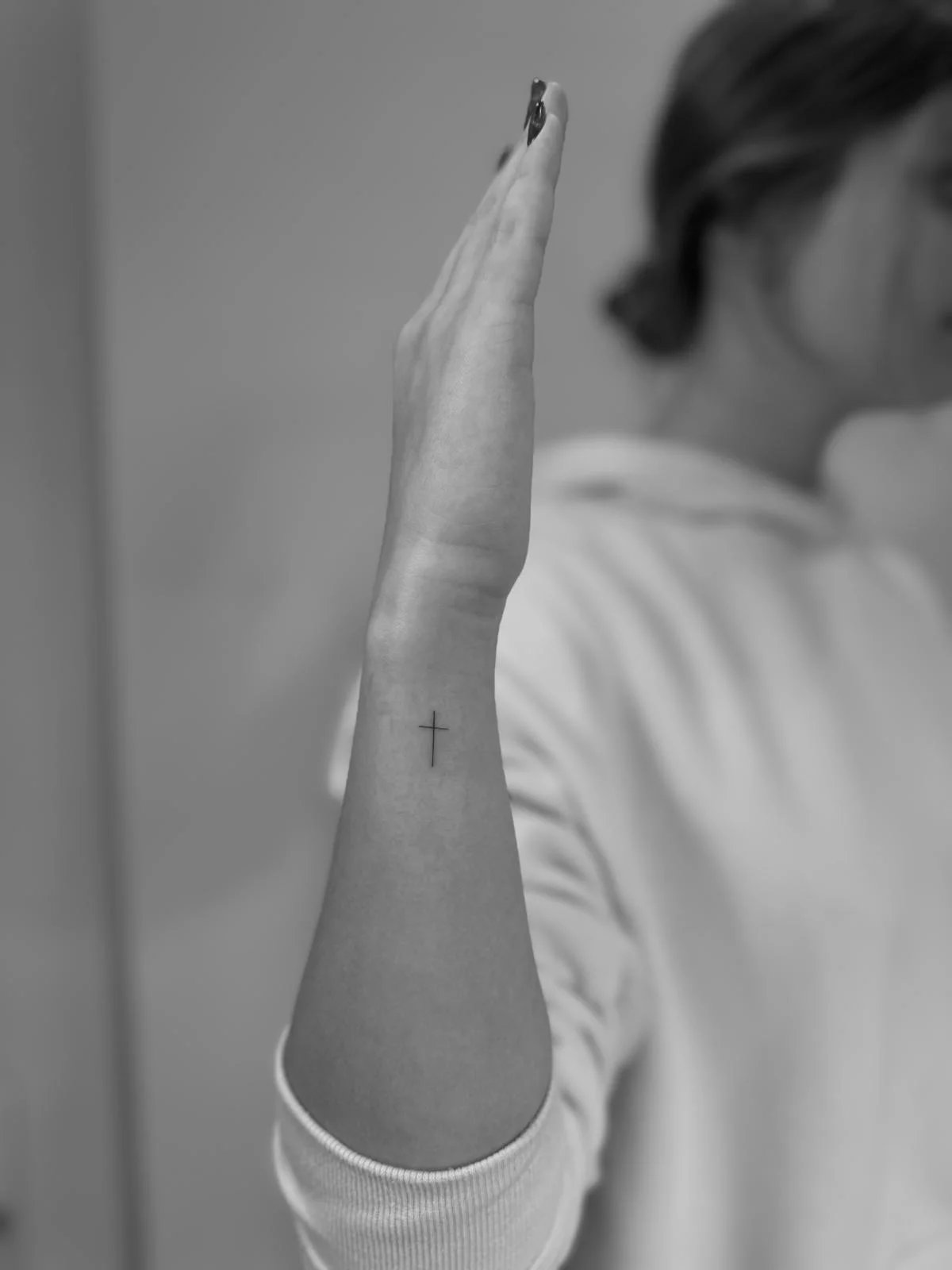 Tatuaje abstracto-simbolos cruz minimalista simple antebrazo