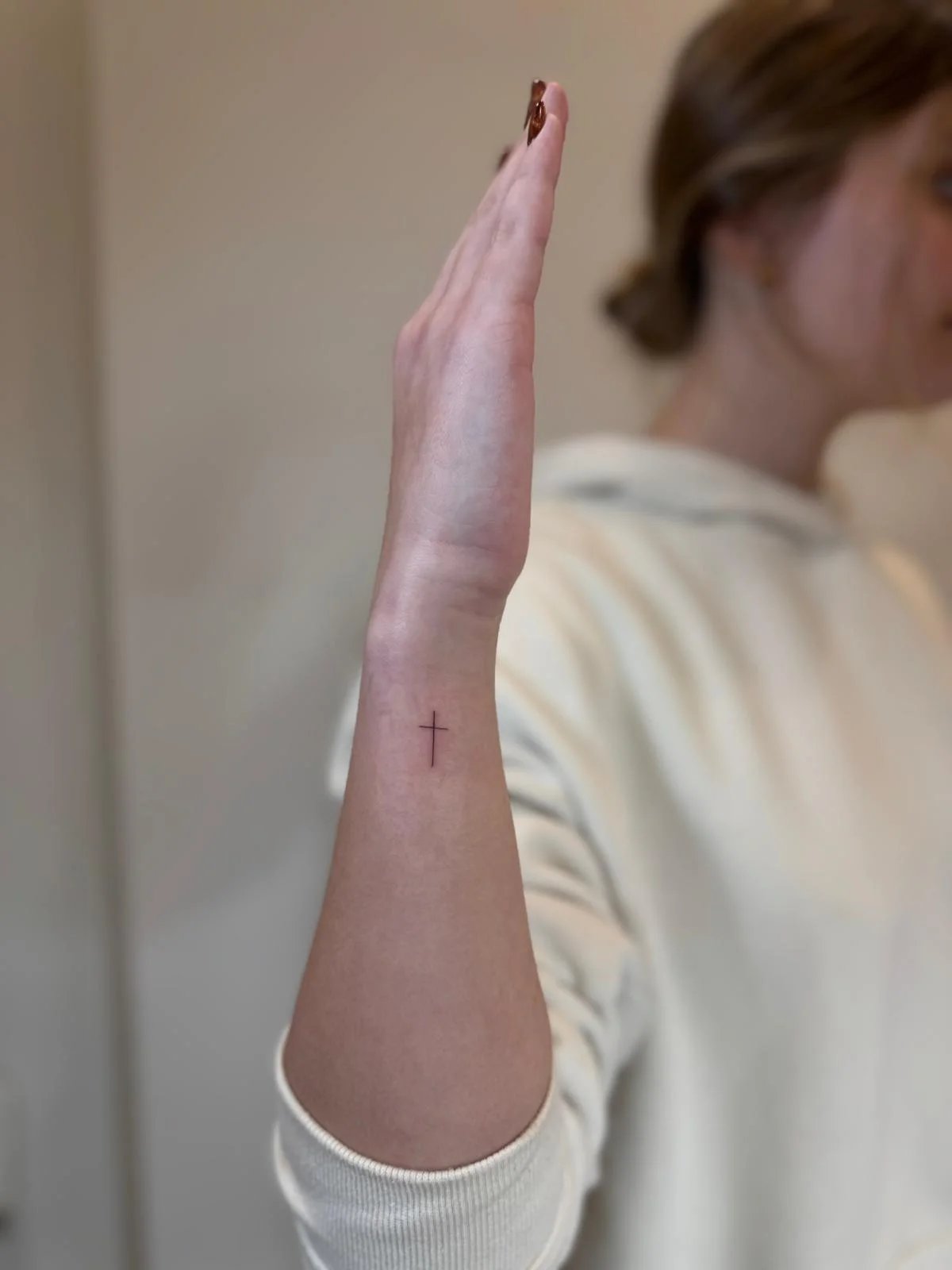 Tatuaje abstracto-simbolos cruz simple minimalista antebrazo
