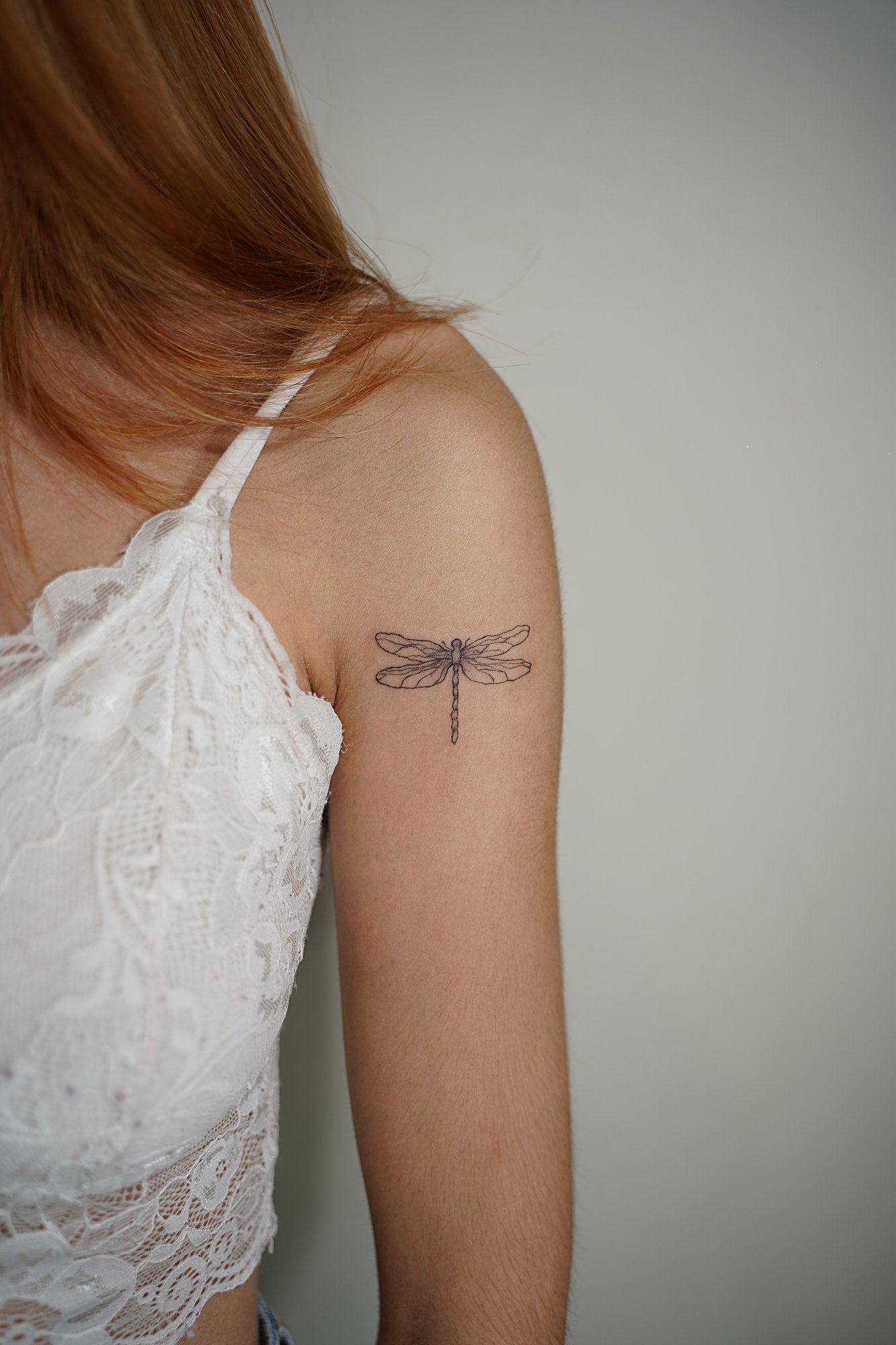 Tatuaje de detalles en dedo, línea fina