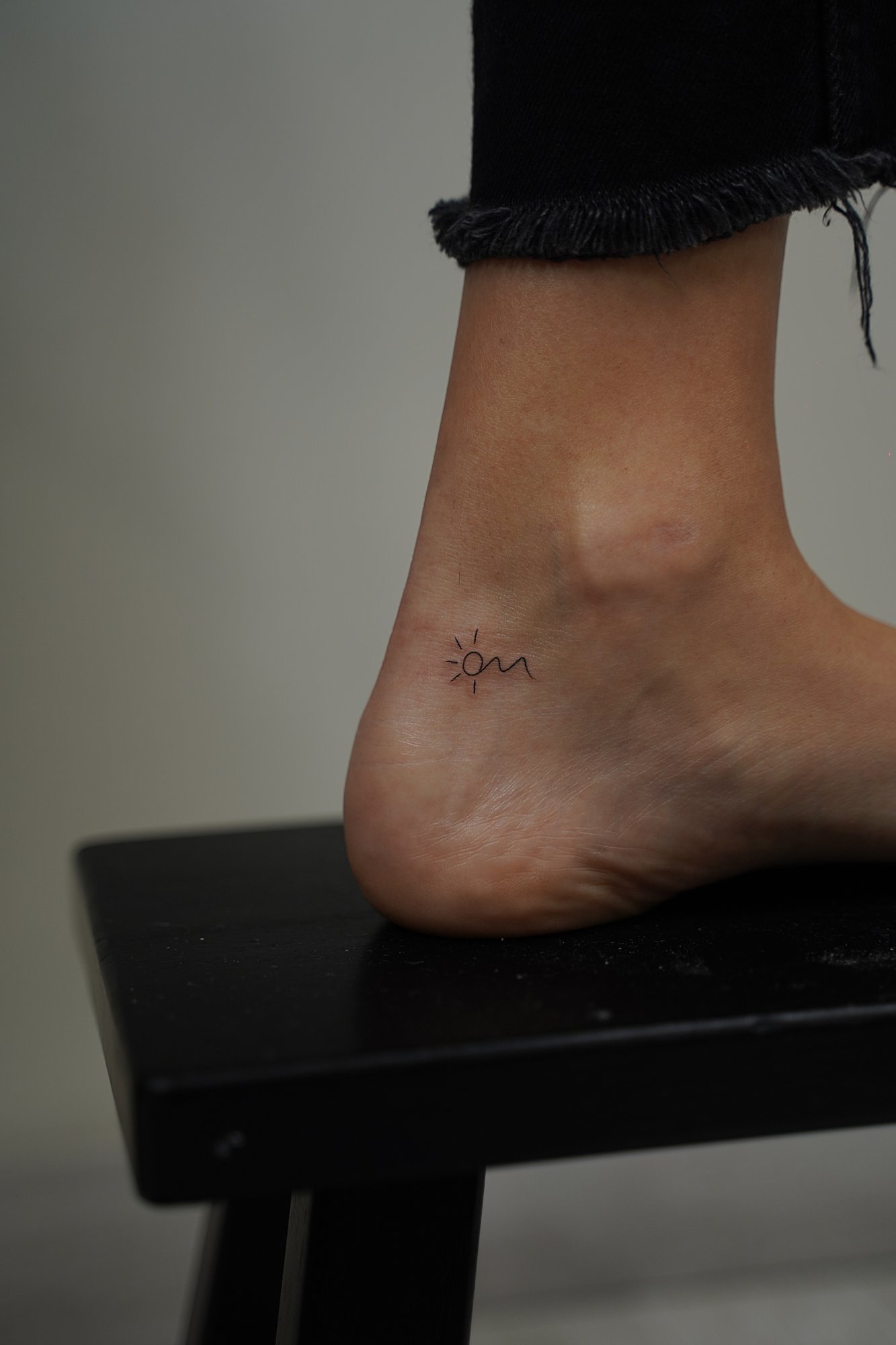 Tatuaje de dibujo nino en zona desconocida, línea fina