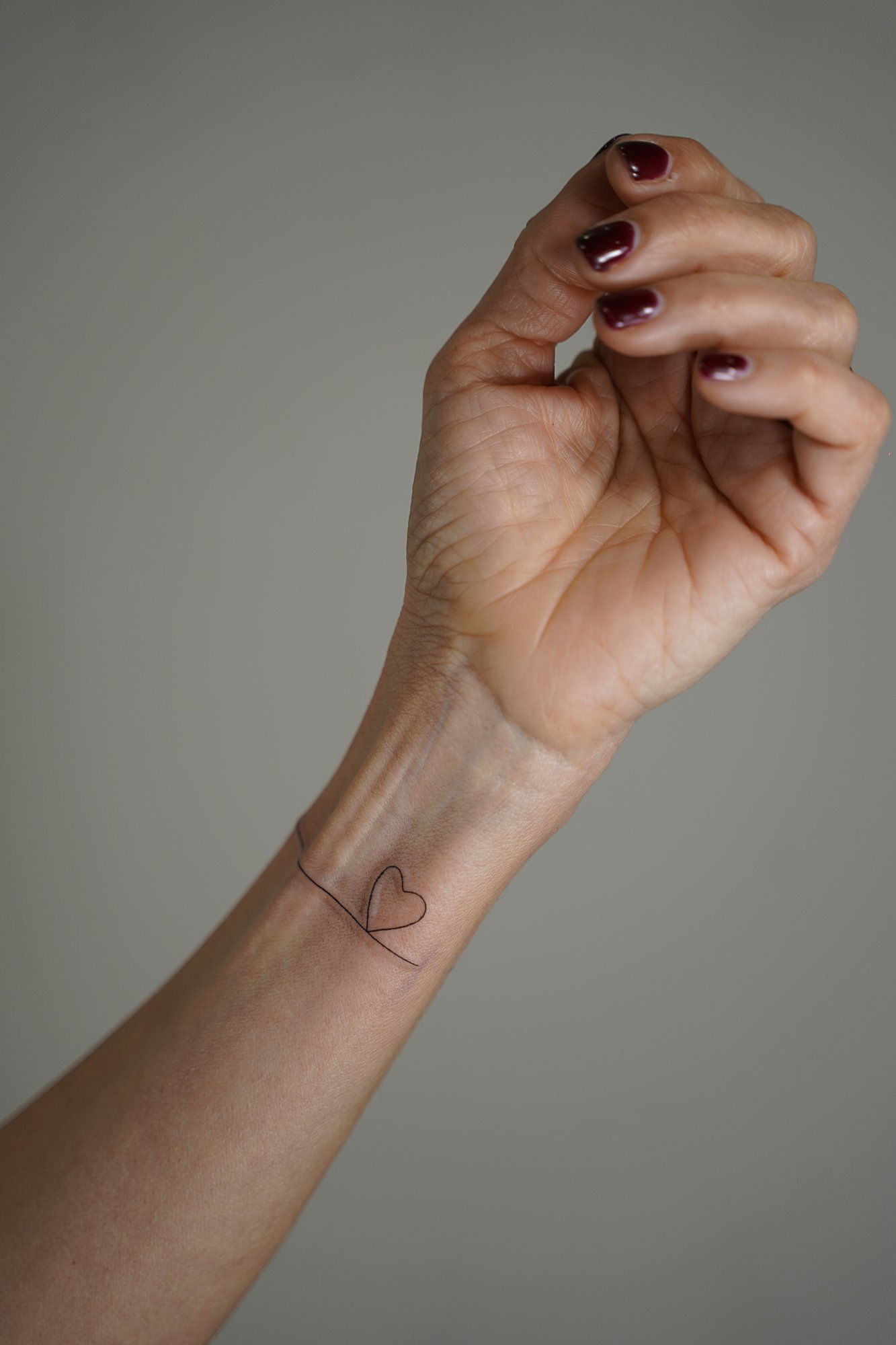 Tatuaje de diosa egipcia en zona desconocida, línea fina
