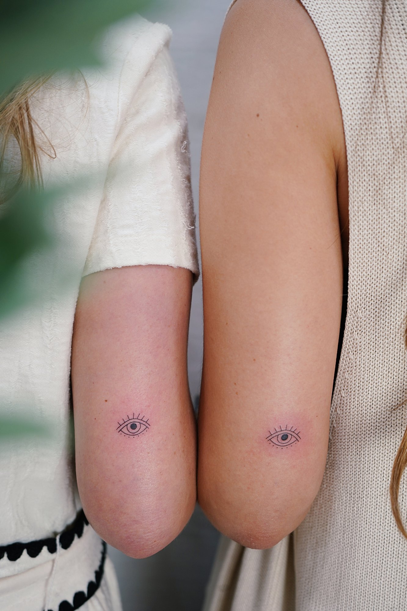 Tatuaje de dos ojos en zona desconocida, línea fina