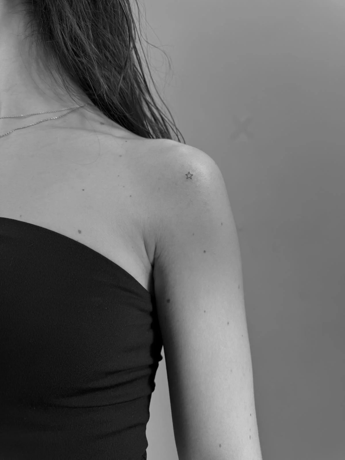 Tatuaje estrella minimalista pequena hombro