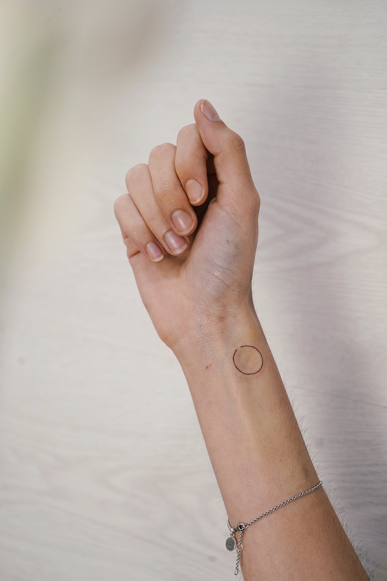 Tatuaje de faros en zona desconocida, línea fina