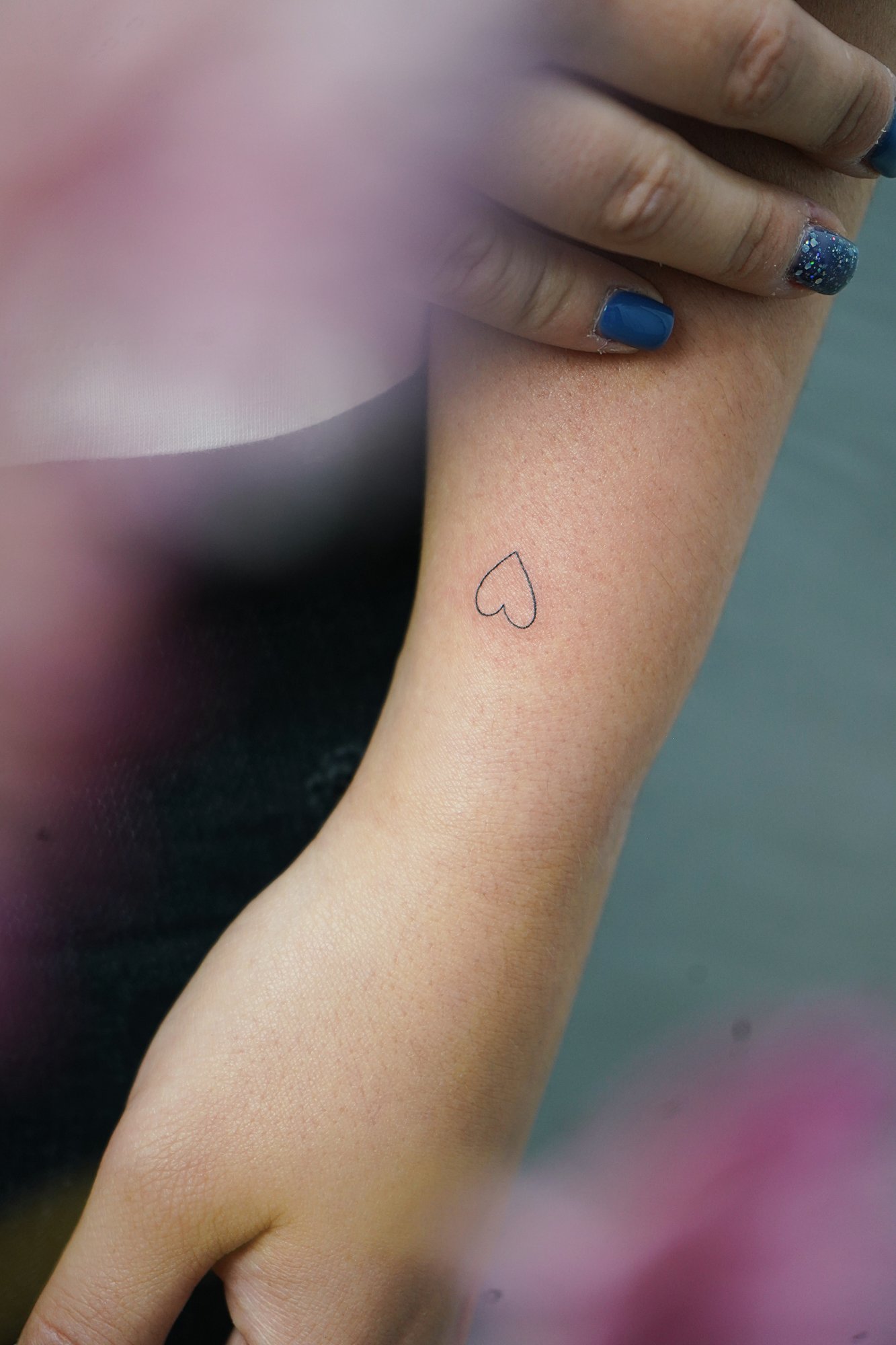 Tatuaje de firma en brazo, línea fina