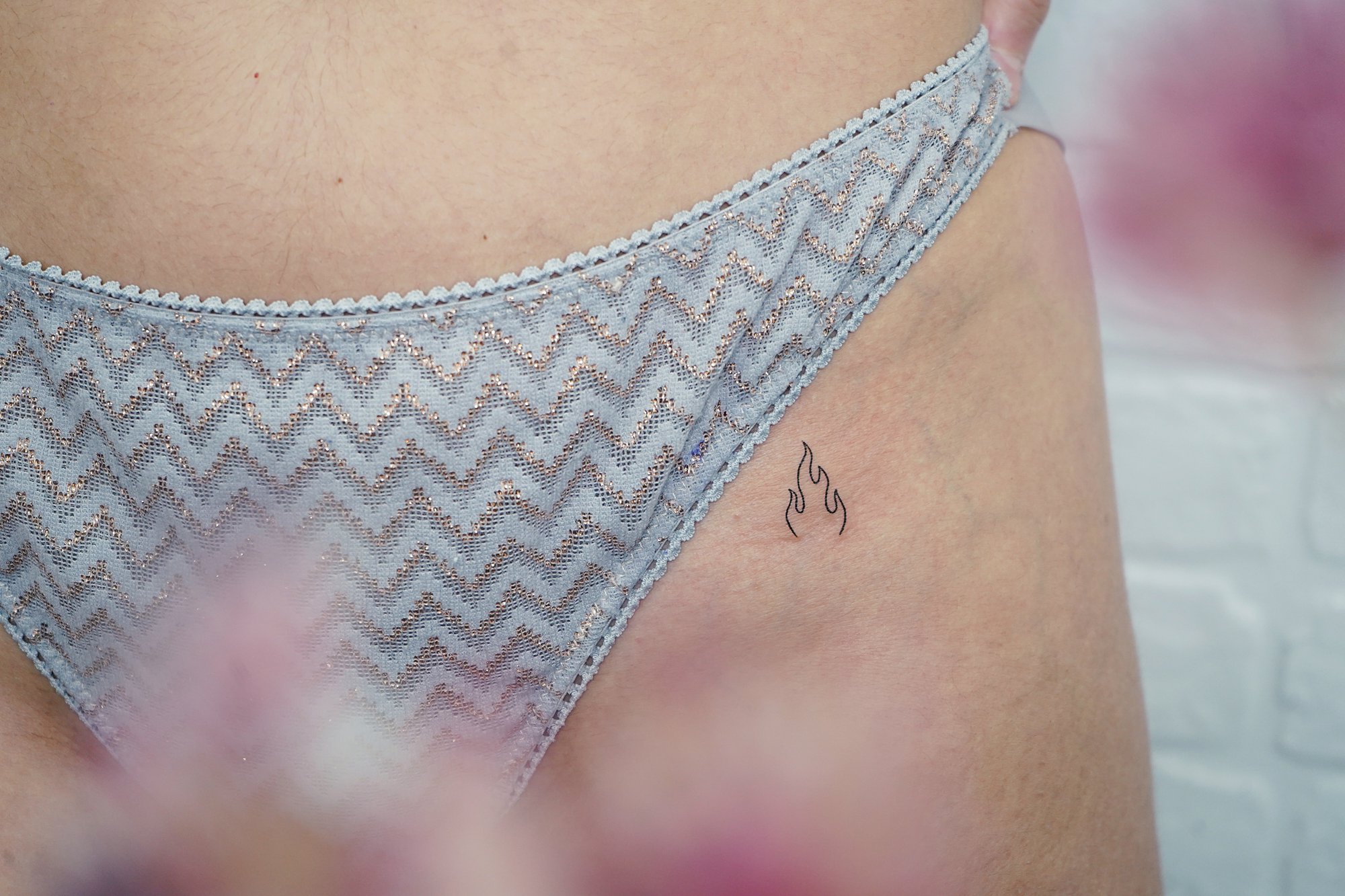 Tatuaje de fuego en cadera, línea fina