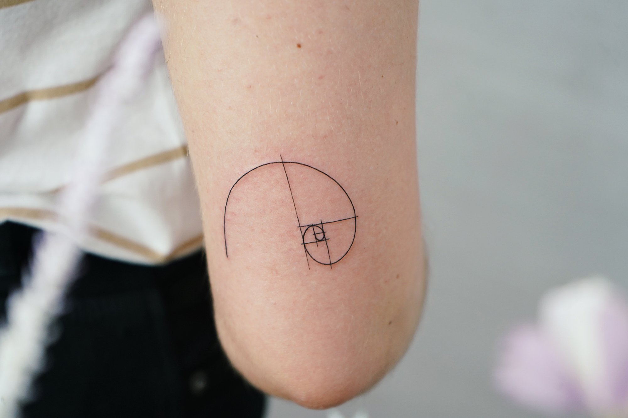 Tatuaje de fuego en cadera, línea fina