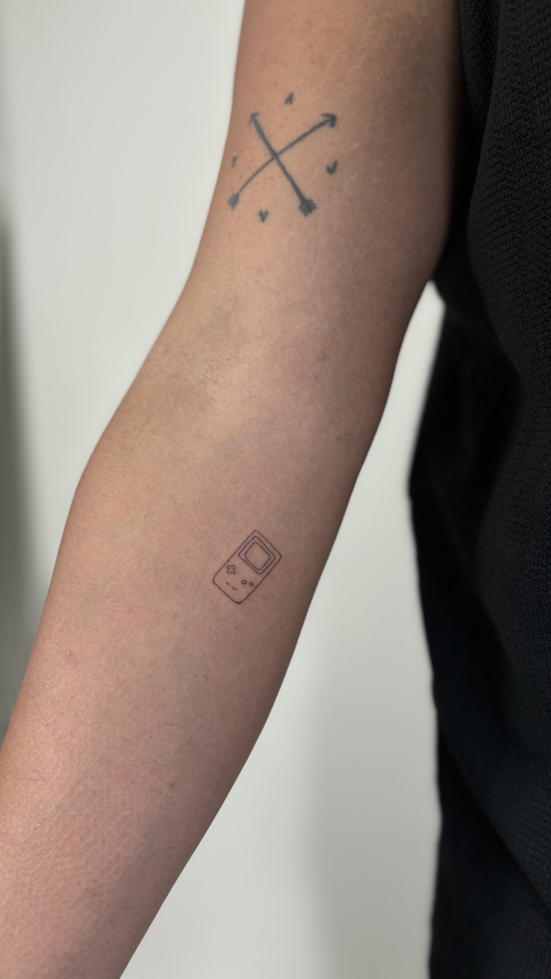 Tatuaje de gameboy en zona desconocida, línea fina