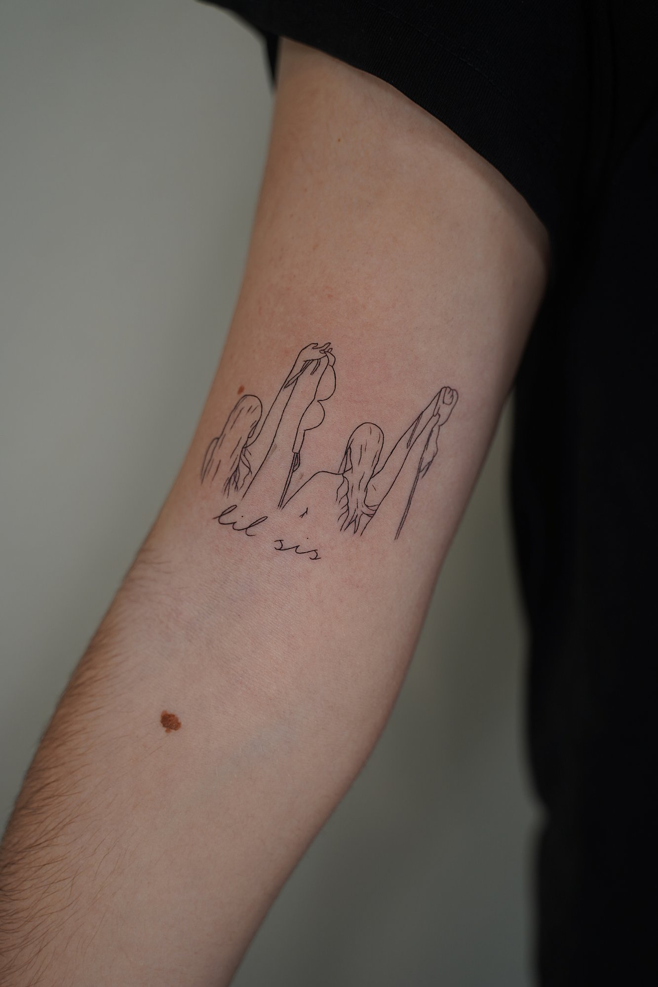 Tatuaje de gorra en costilla, línea fina