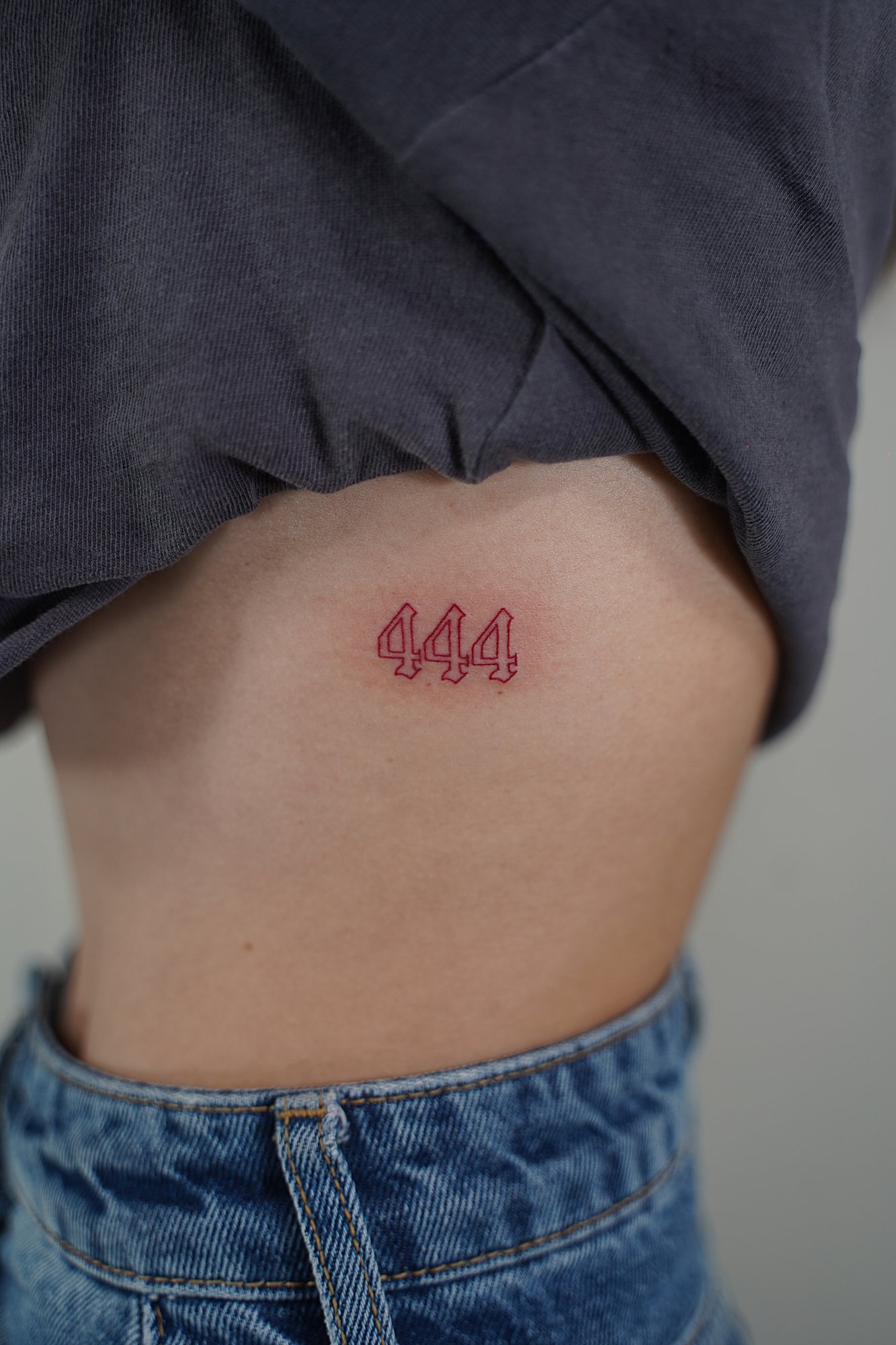 Tatuaje de huellas unidas en zona desconocida, línea fina