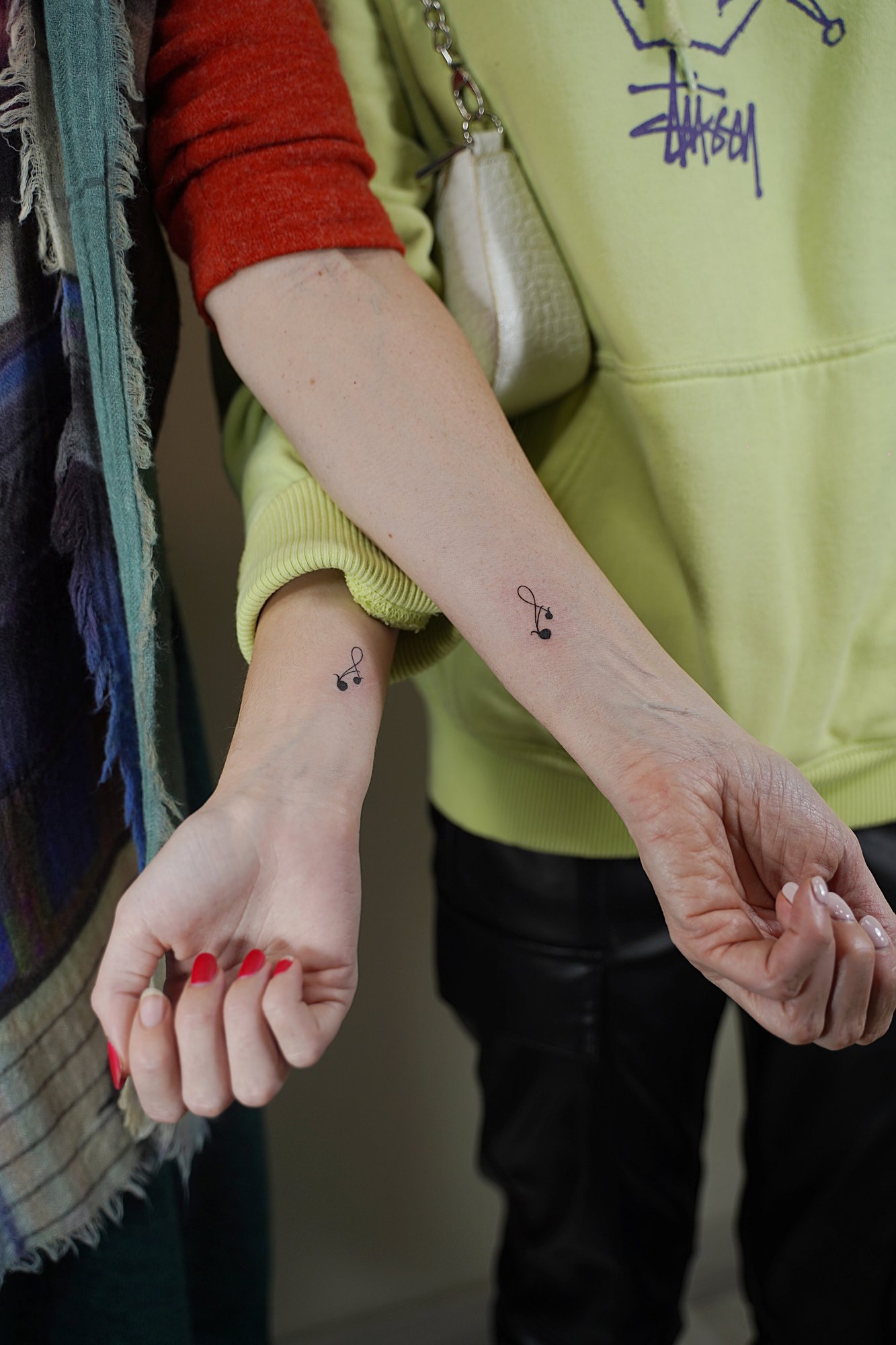 Tatuaje de huellas en pecho, línea fina