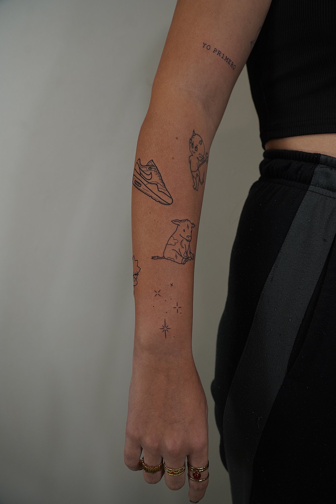 Tatuaje de huellas en zona desconocida, línea fina