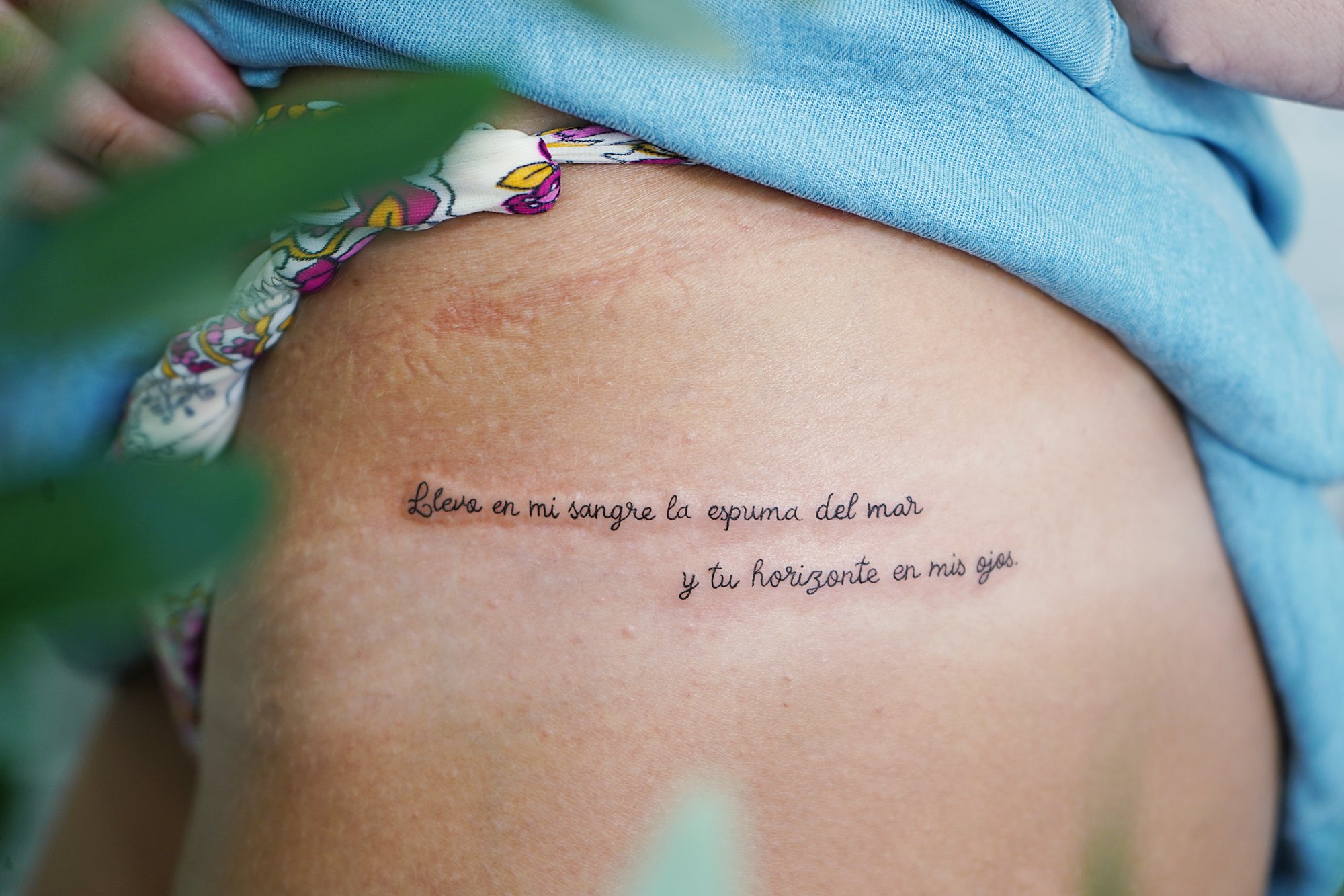 Tatuaje de humo en brazo, línea fina