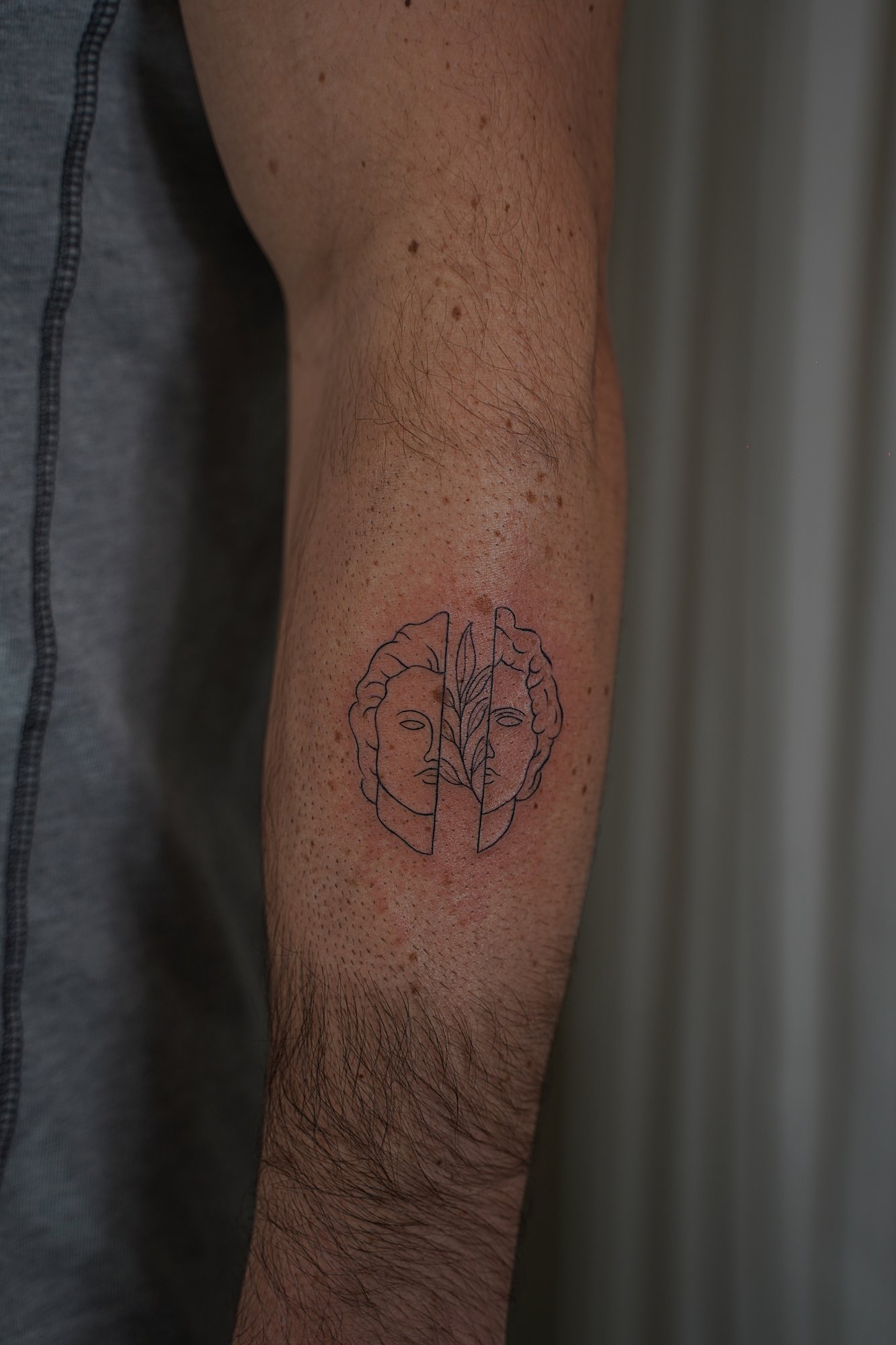 Tatuaje de infinito en zona desconocida, línea fina