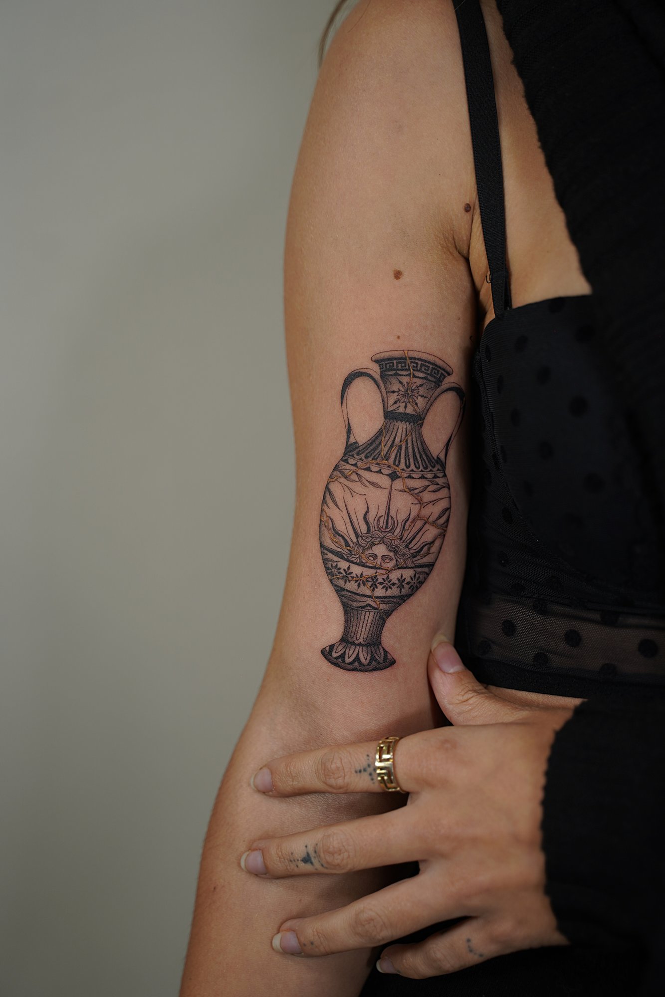 Tatuaje de jarron en zona desconocida, línea fina