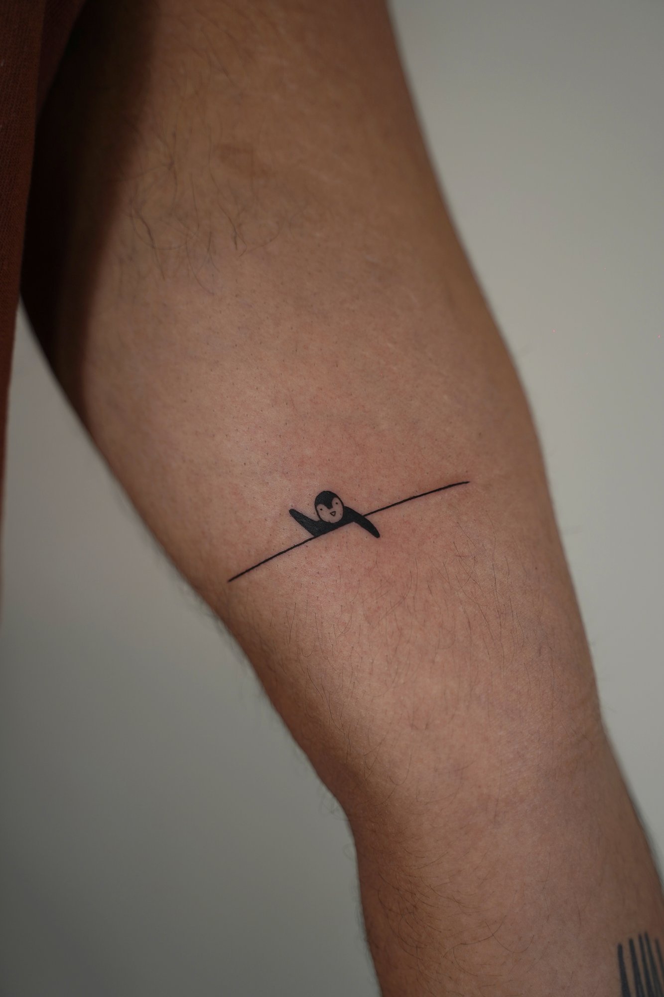 Tatuaje de katana en antebrazo, línea fina