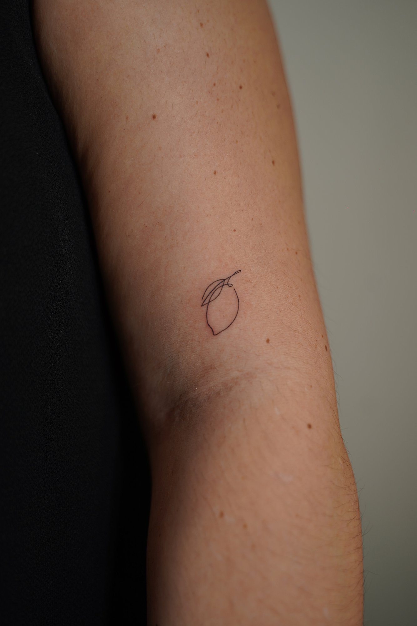 Tatuaje de limon lineal en zona desconocida, línea fina