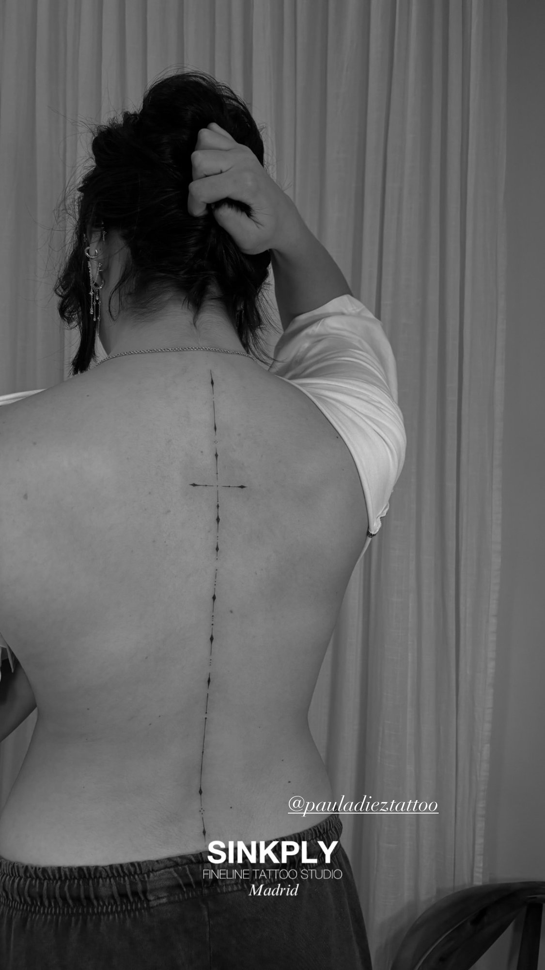 Tatuaje de linea vertical con cruz espina en espalda, línea fina