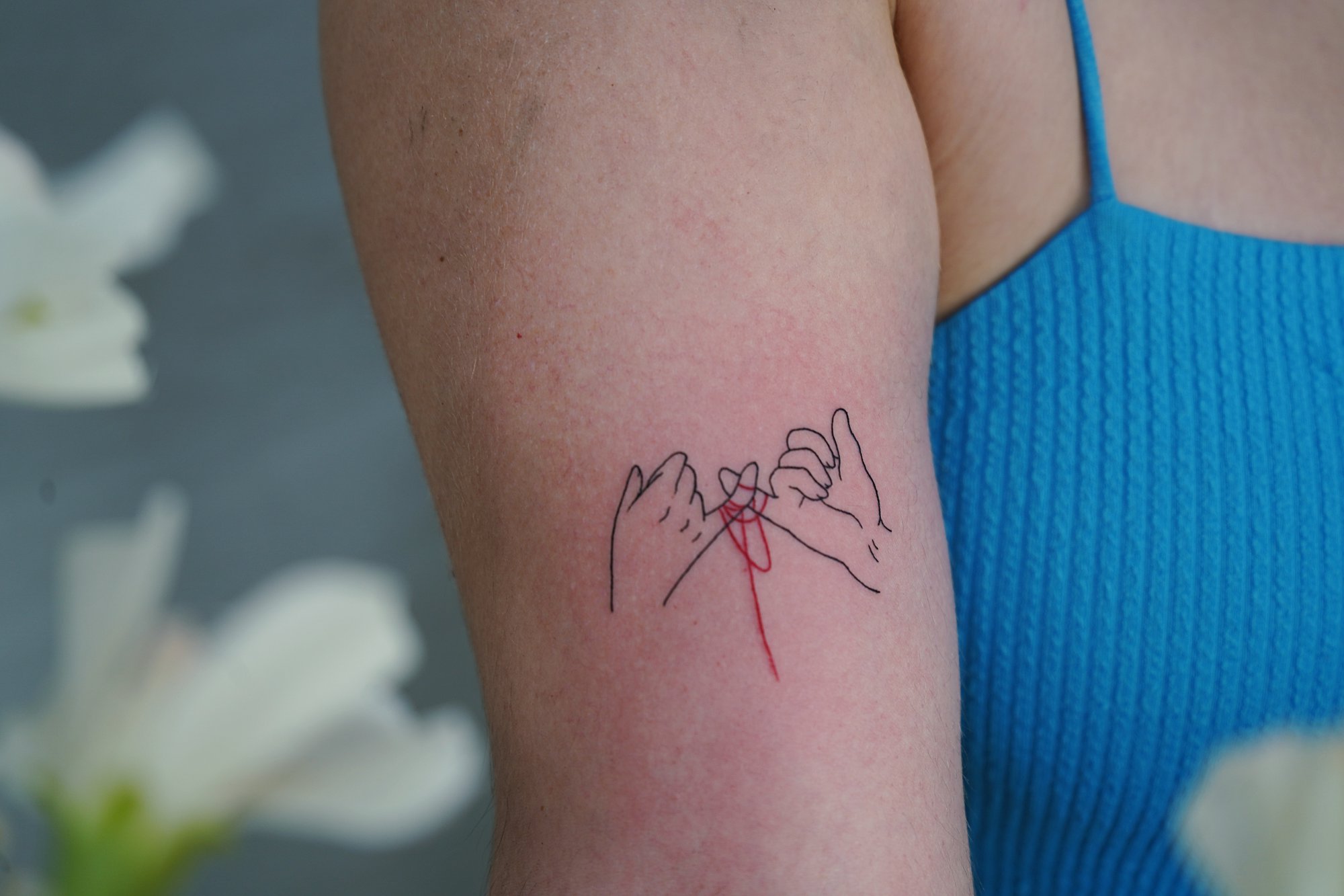 Tatuaje de logos manos en zona desconocida, línea fina