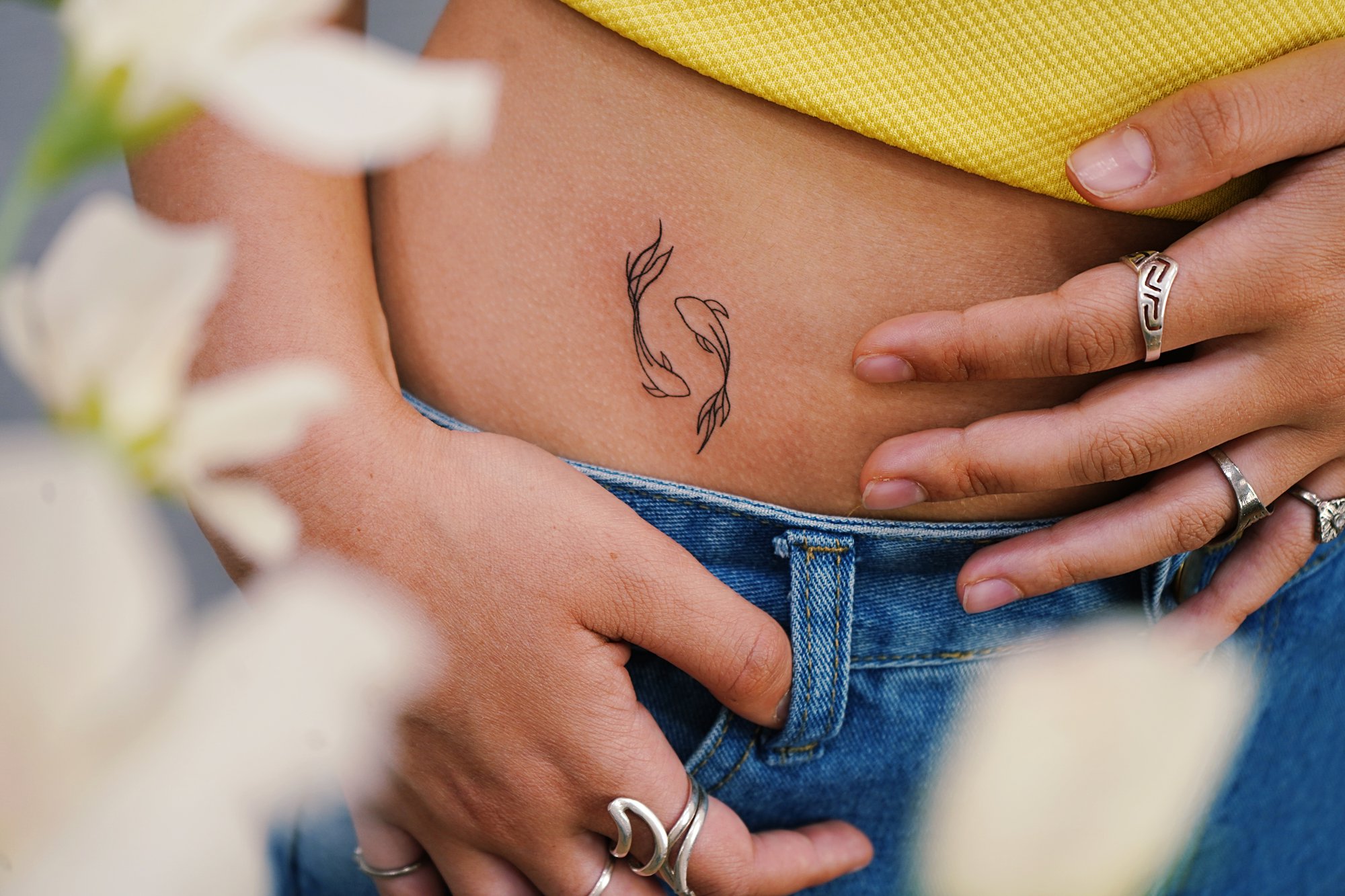 Tatuaje de mano destellos en zona desconocida, línea fina