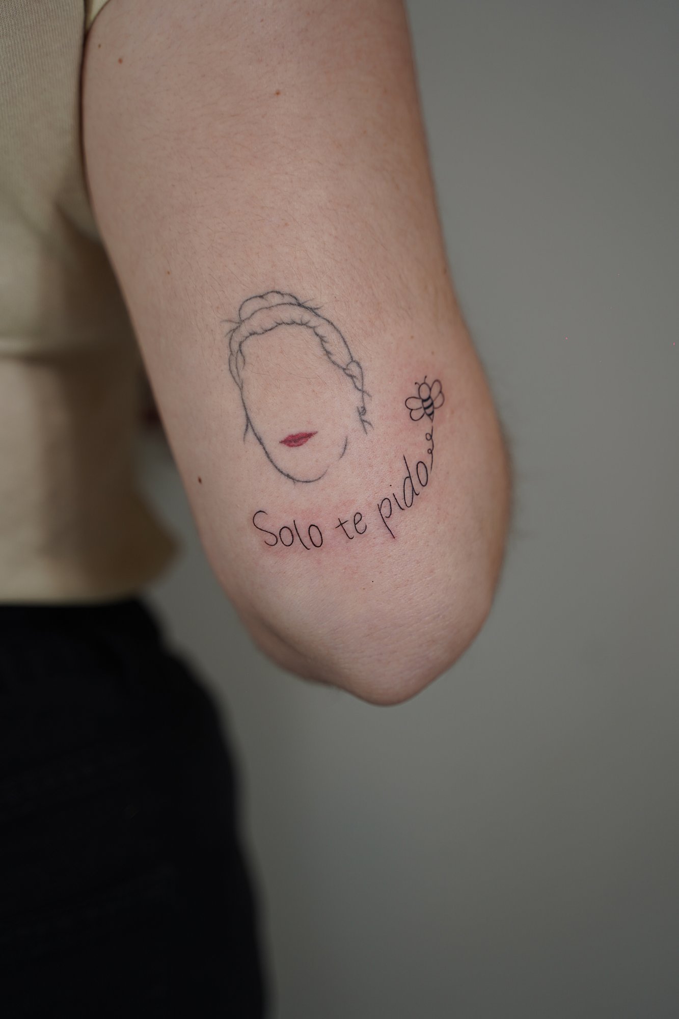 Tatuaje de mano rock en zona desconocida, línea fina