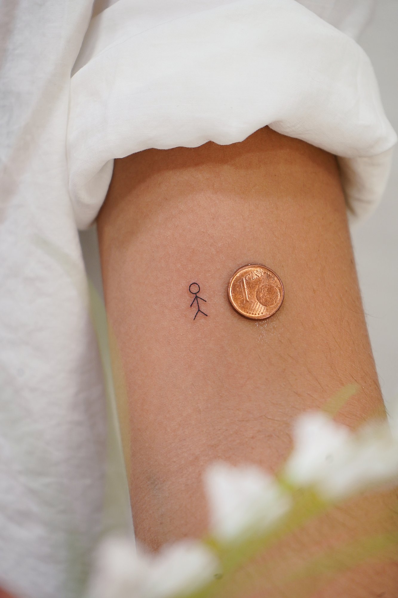 Tatuaje de monigote en zona desconocida, línea fina