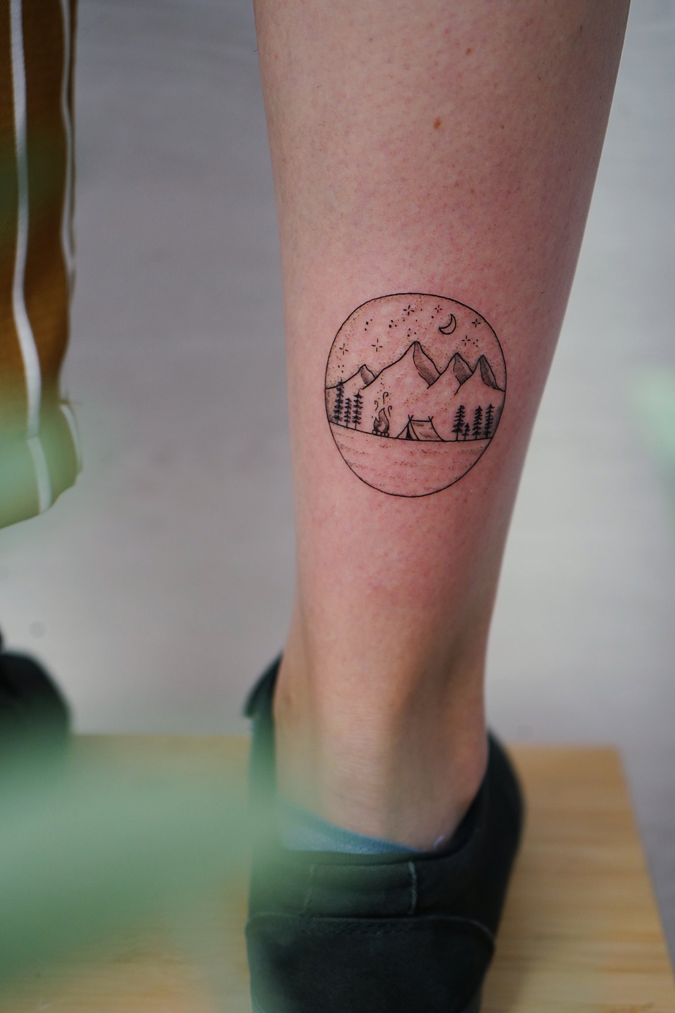 Tatuaje de montanas en tobillo, línea fina