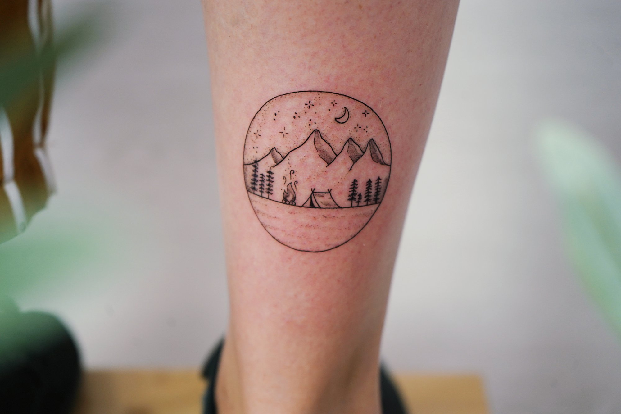 Tatuaje de montanas en zona desconocida, línea fina