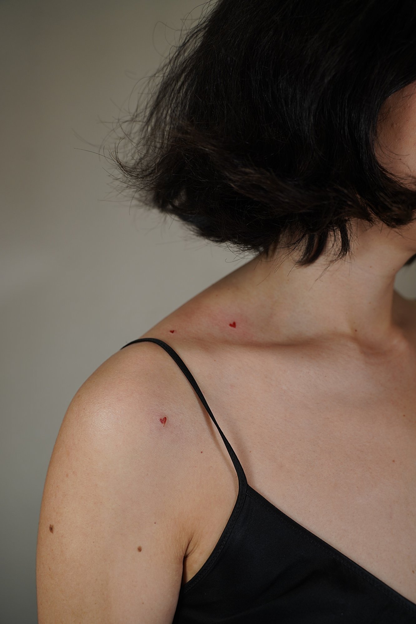 Tatuaje de montanas en zona desconocida, línea fina