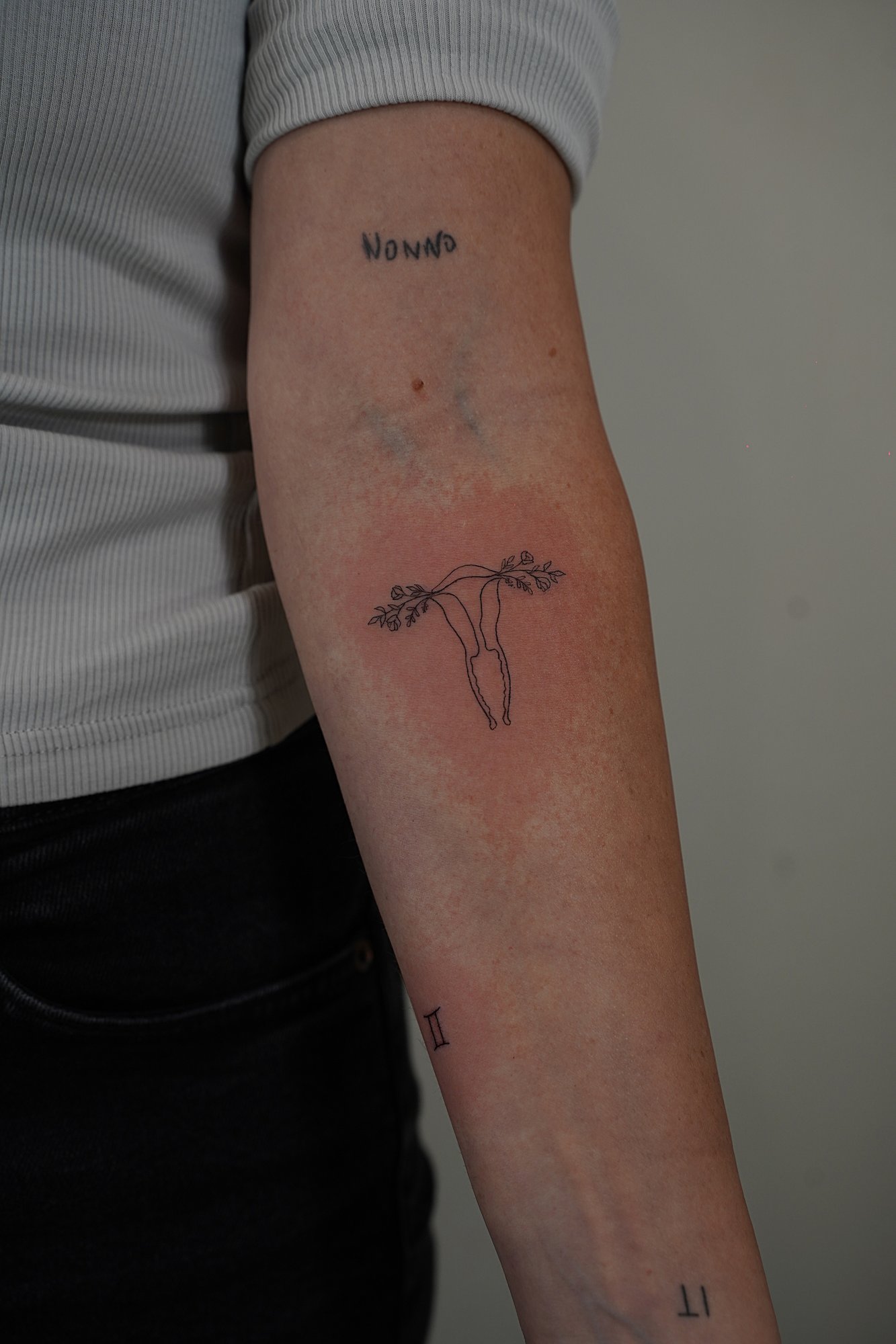 Tatuaje de nota musical en zona desconocida, línea fina