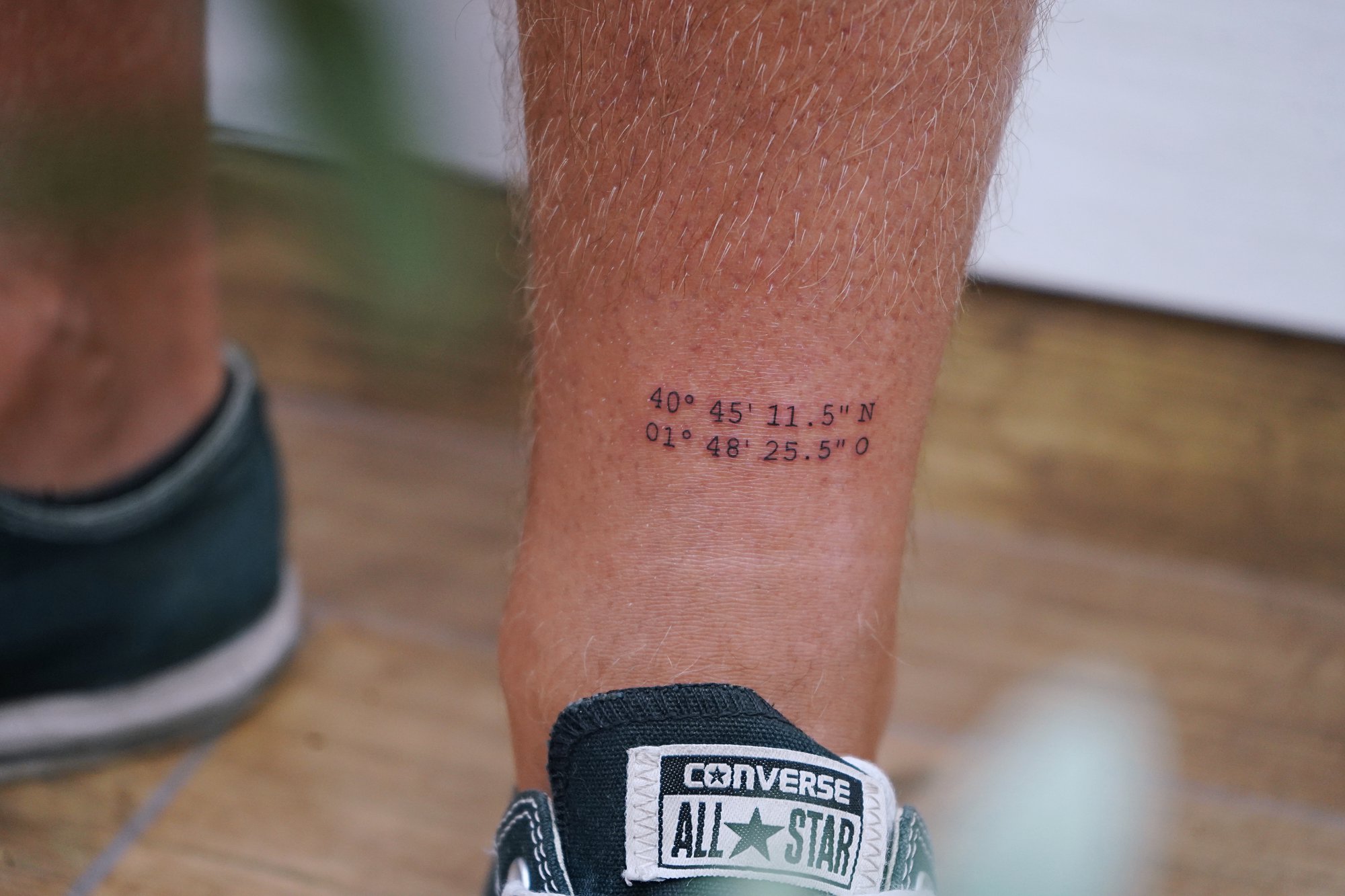 Tatuaje de notas musicales en zona desconocida, línea fina