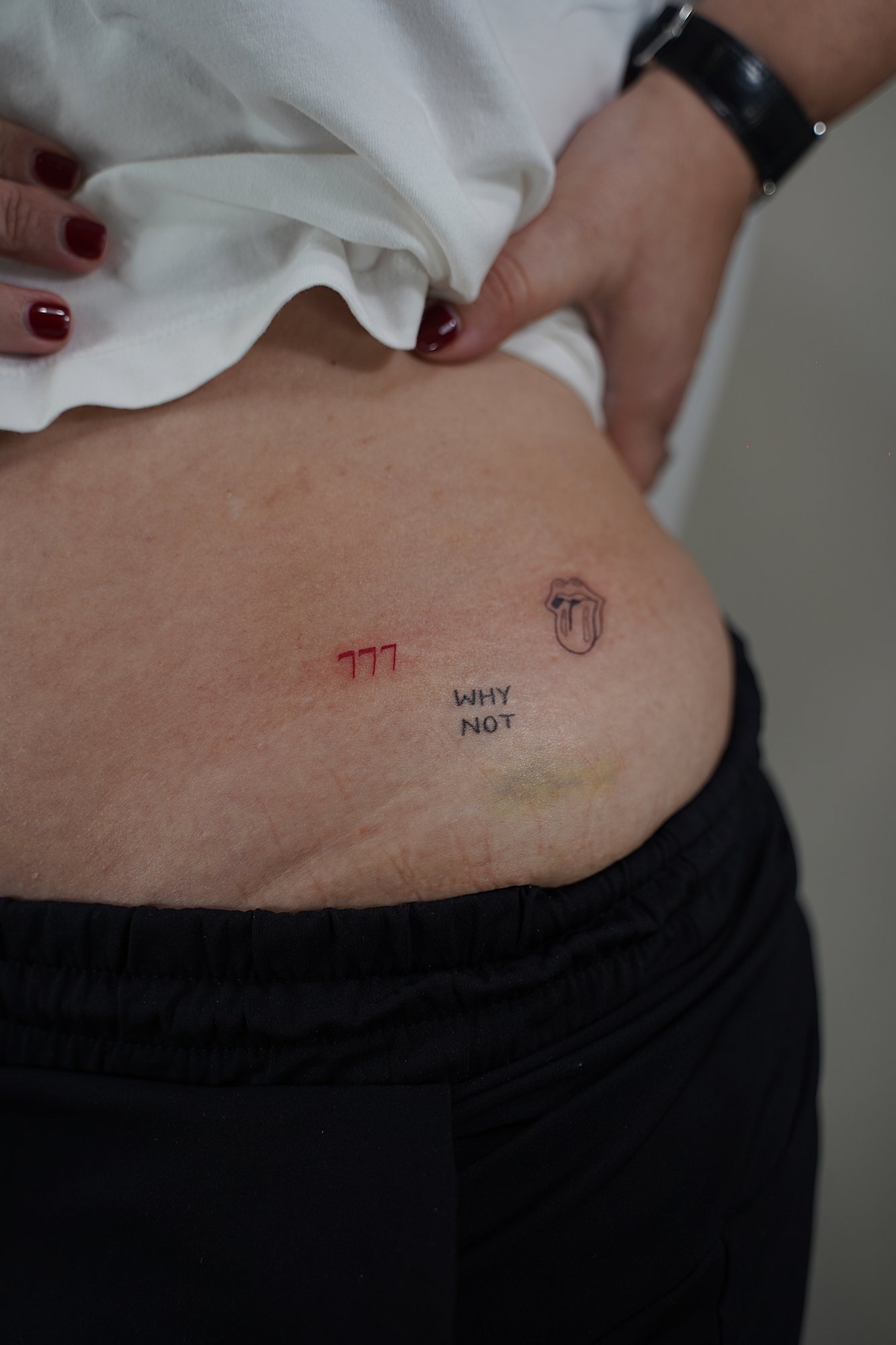 Tatuaje de ojo corazon manuscrito en zona desconocida, línea fina