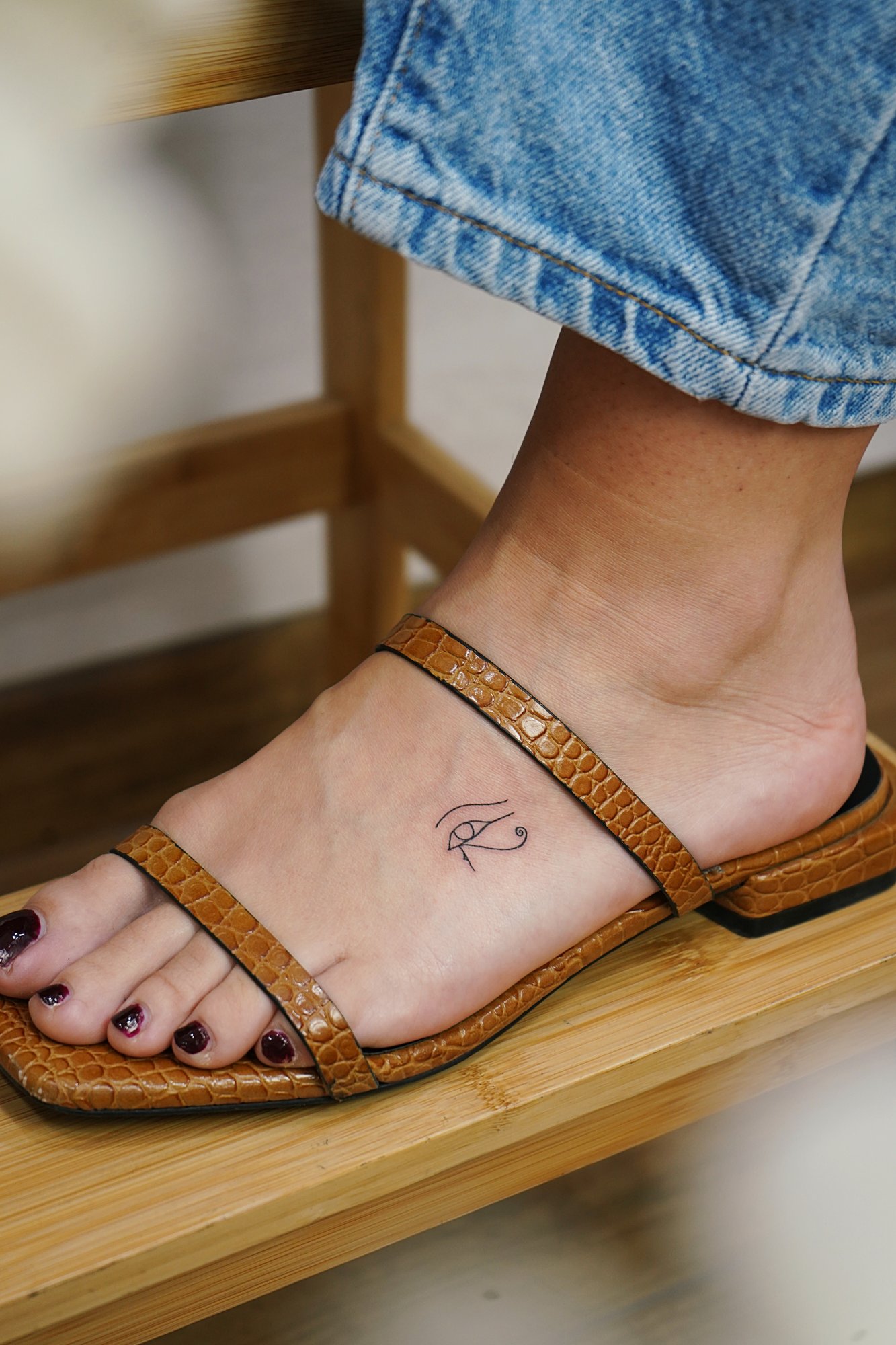 Tatuaje de ojo horus en zona desconocida, línea fina