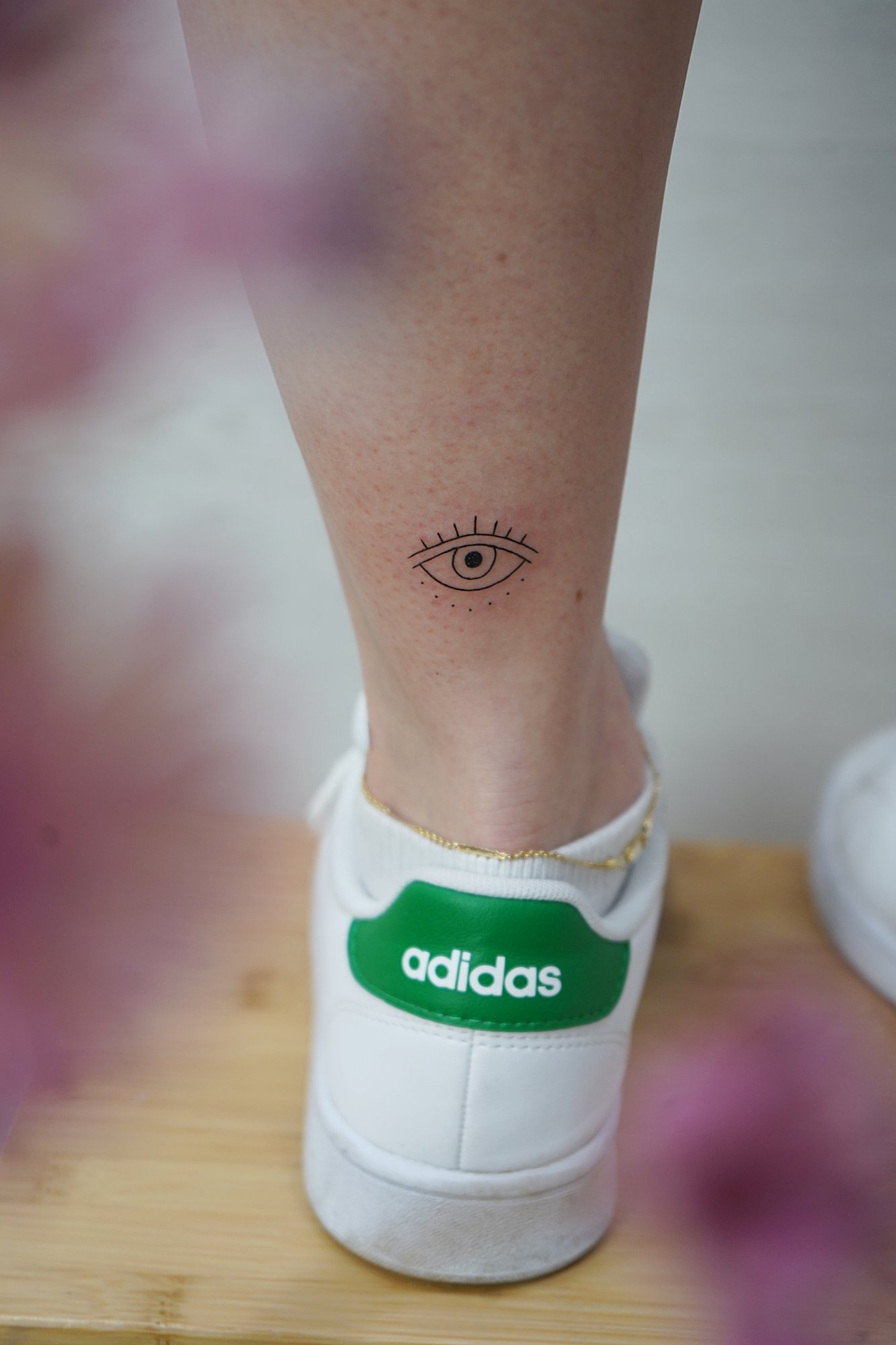 Tatuaje de ojo en tobillo, línea fina