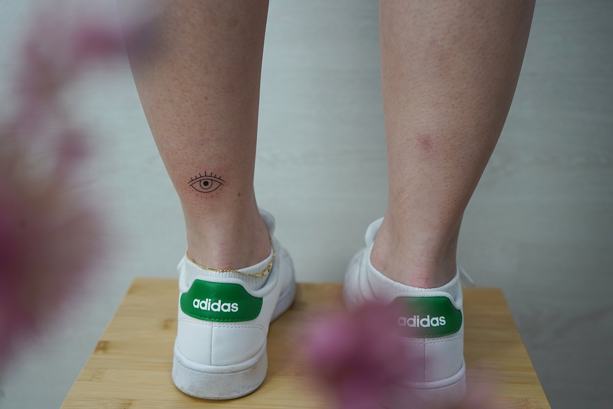 Tatuaje de ojo en tobillo, línea fina