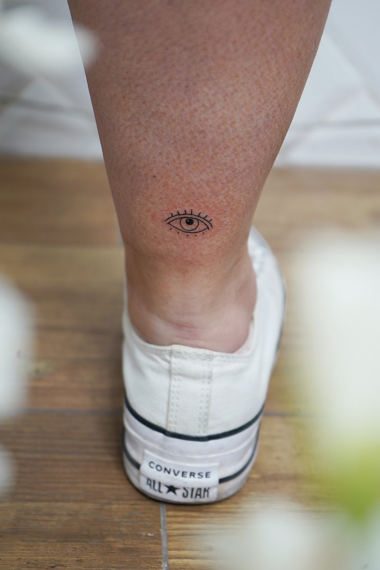 Tatuaje de ojo en tobillo, línea fina