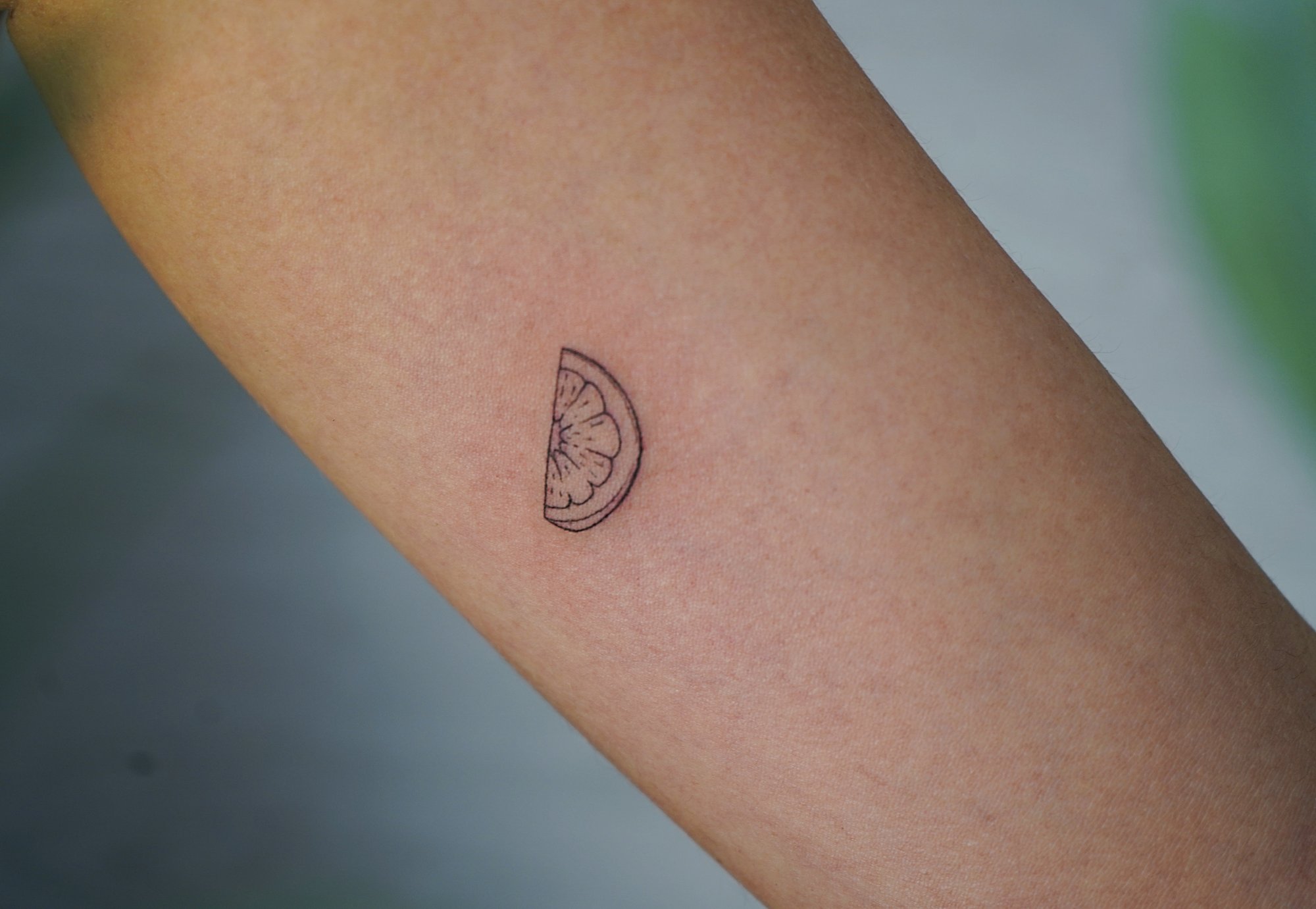 Tatuaje de ola en zona desconocida, línea fina