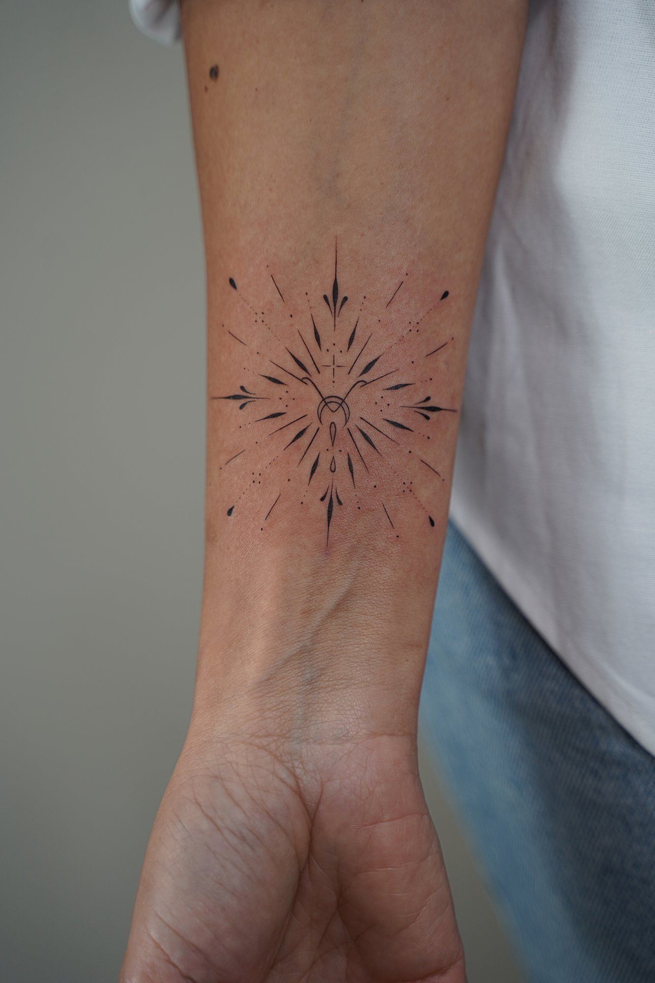 Tatuaje de ola en zona desconocida, línea fina