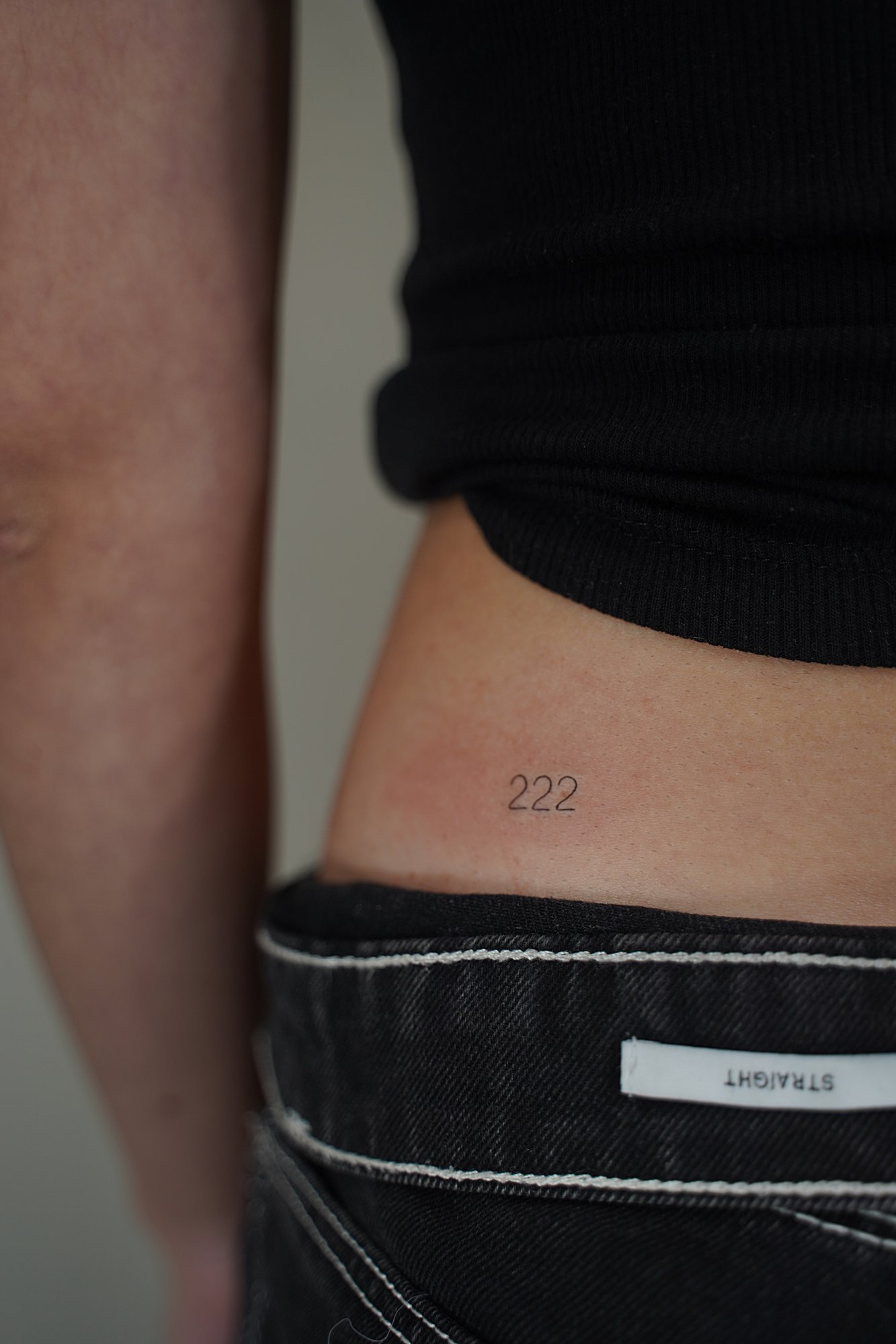 Tatuaje de ornamento en zona desconocida, línea fina