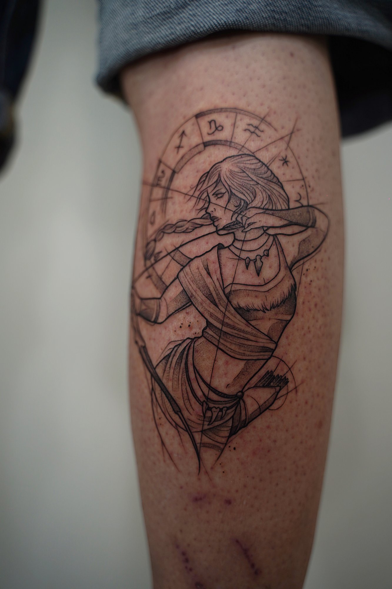Tatuaje de ouija en zona desconocida, línea fina