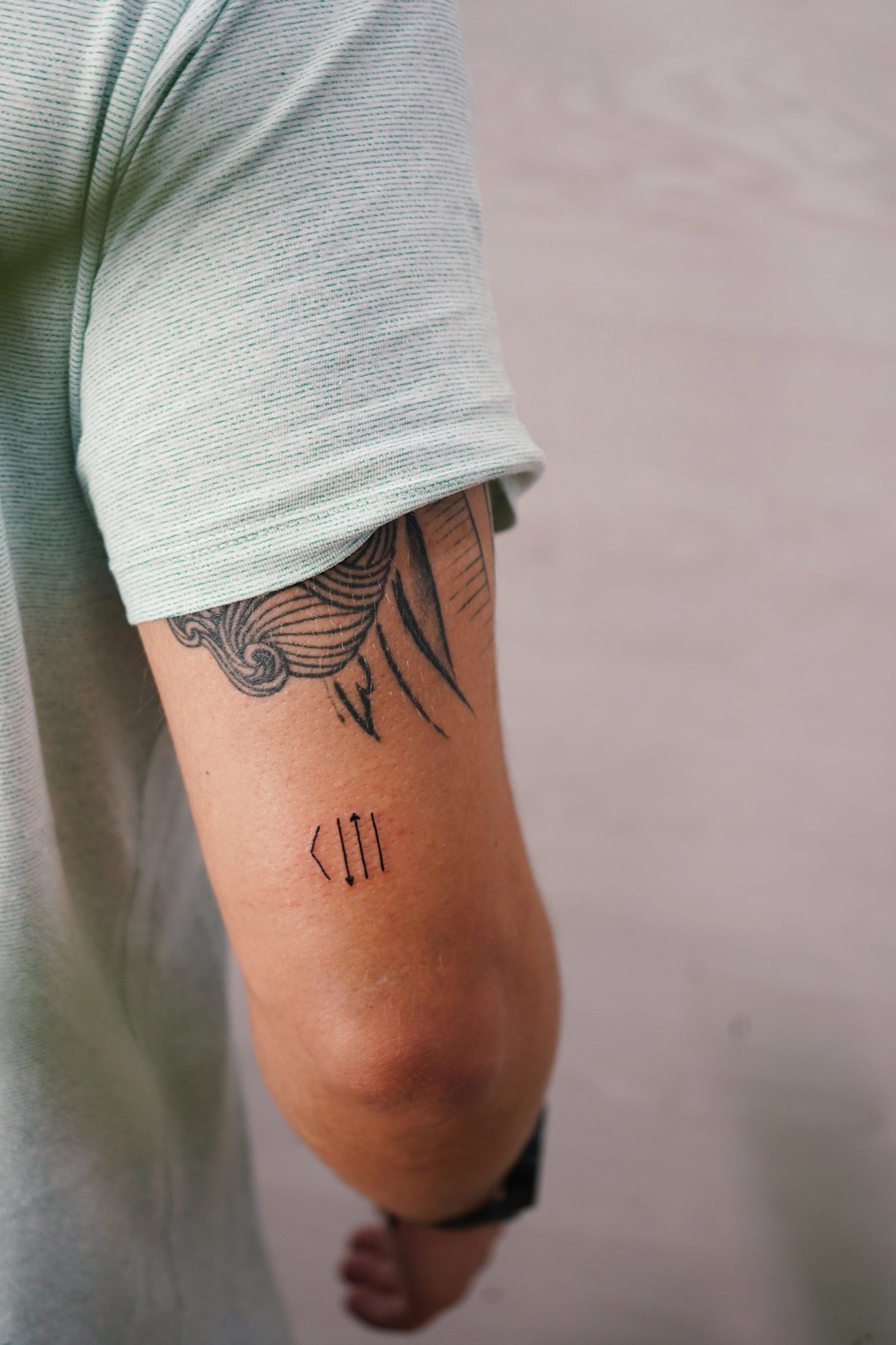 Tatuaje de palitos corazon en zona desconocida, línea fina