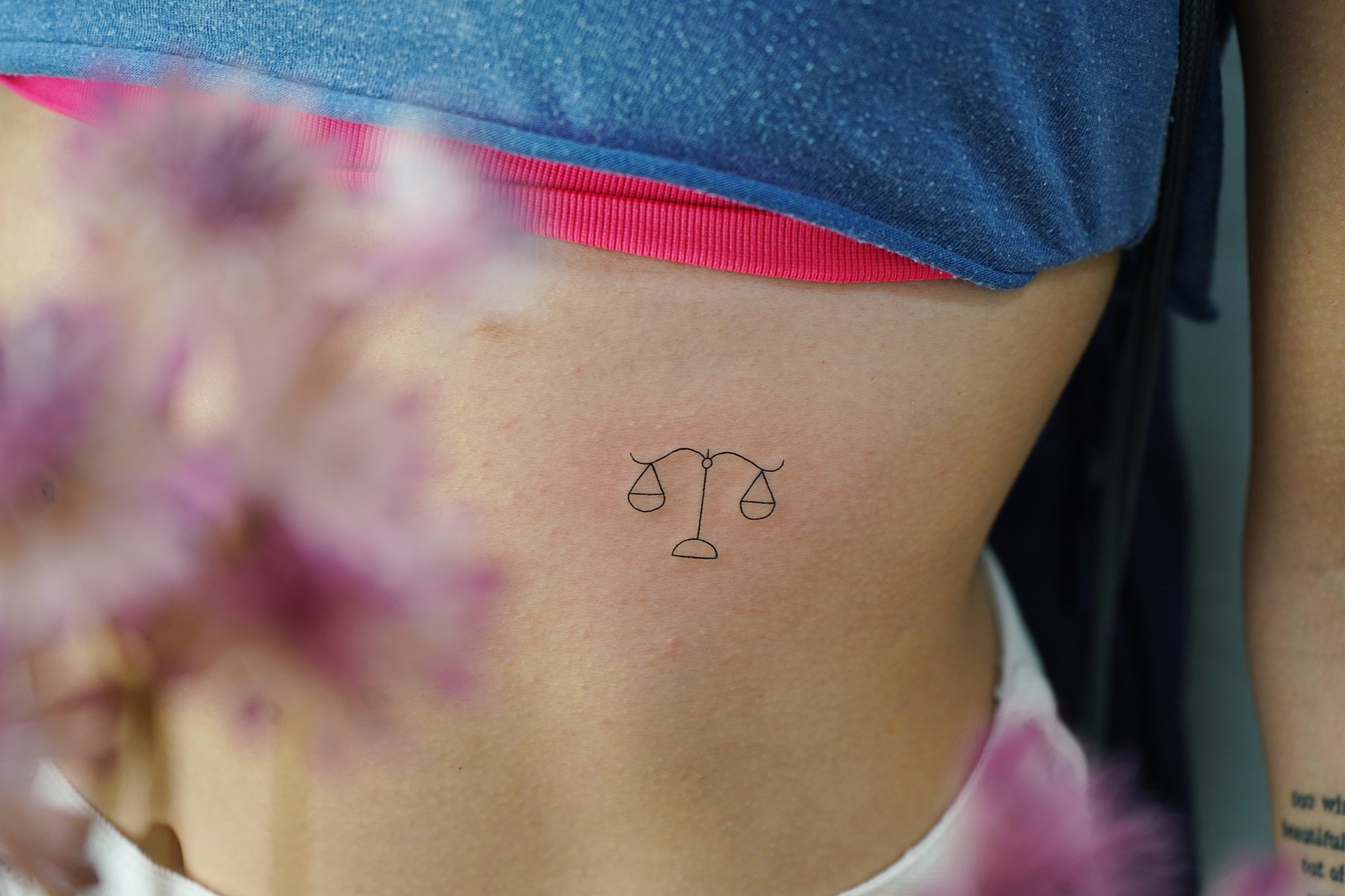 Tatuaje de pastilla en zona desconocida, línea fina