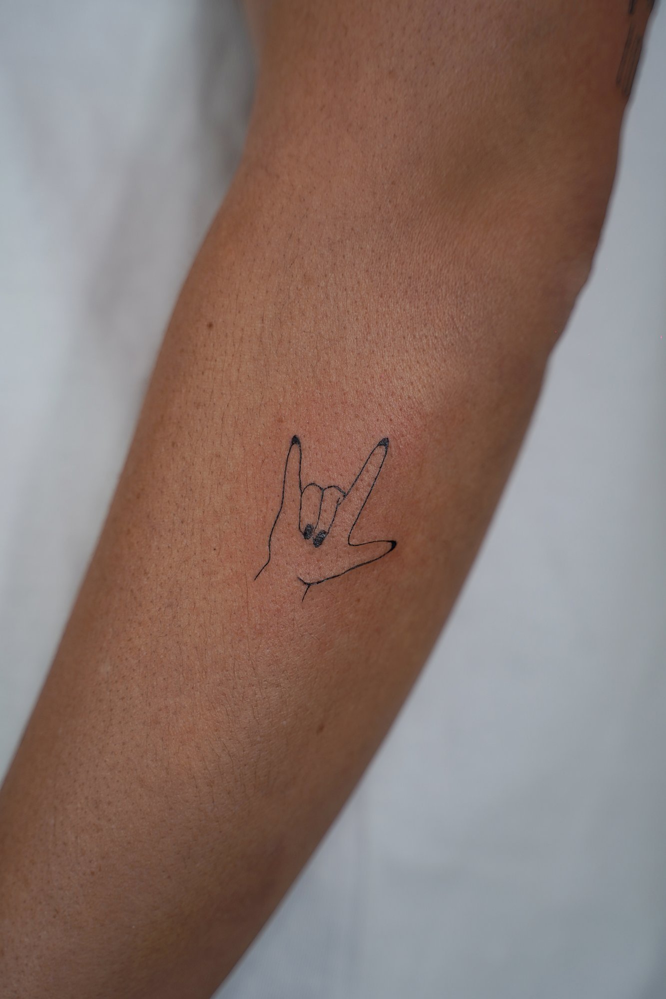 Tatuaje de pizza en zona desconocida, línea fina