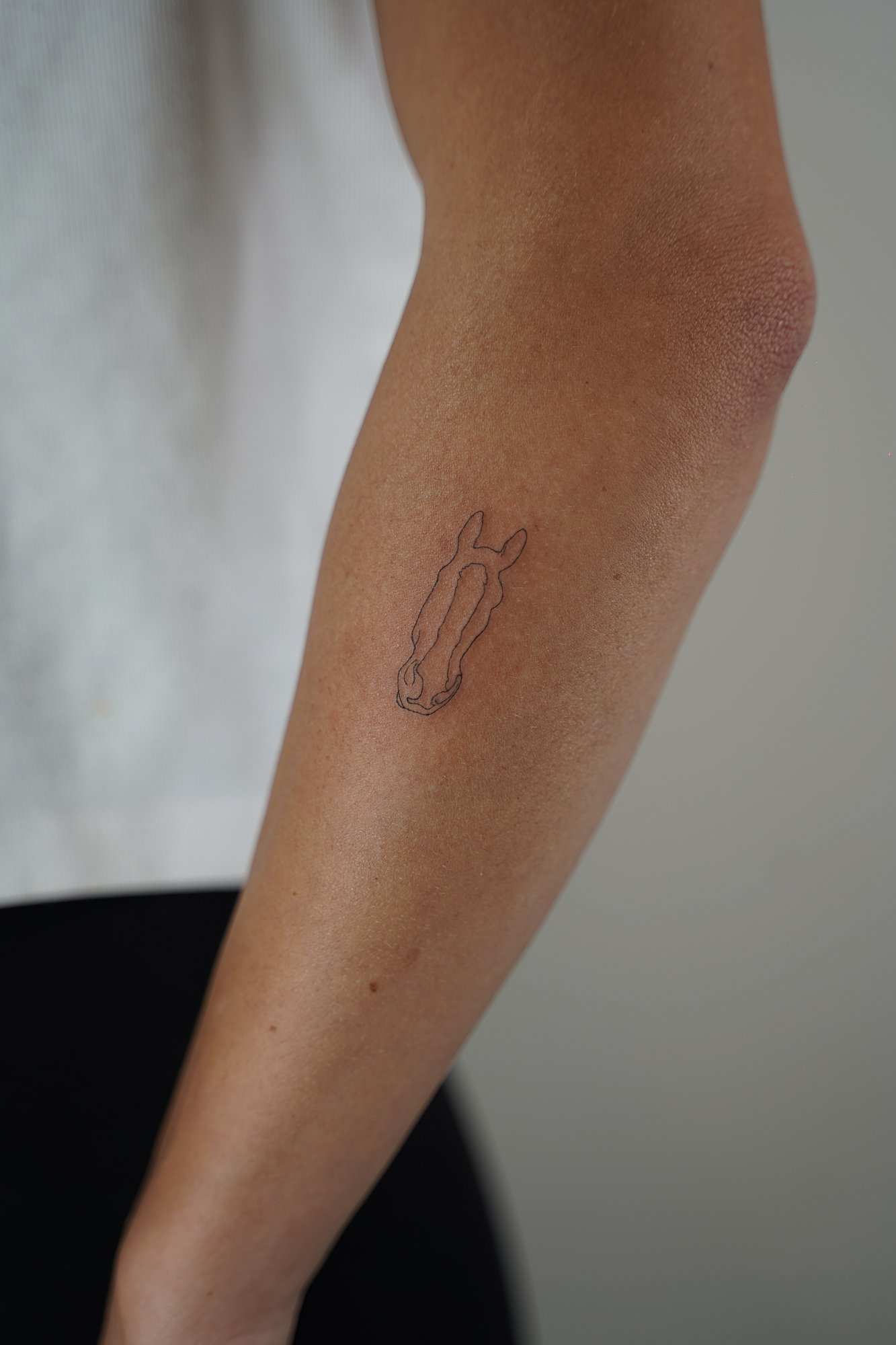 Tatuaje de punta boligrafo en zona desconocida, línea fina