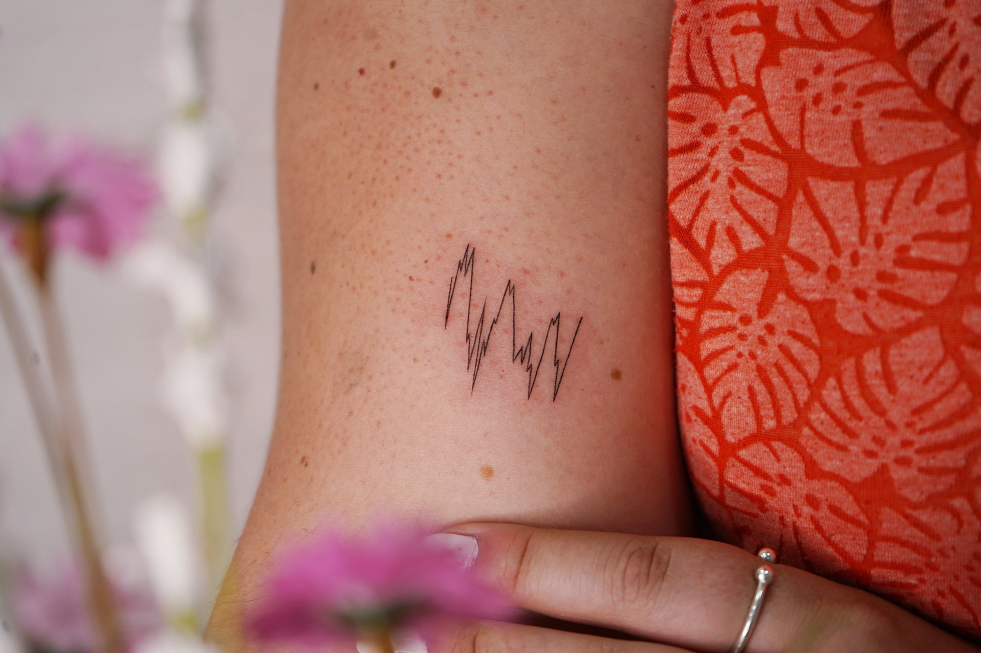 Tatuaje de ritmo cardiaco en zona desconocida, línea fina