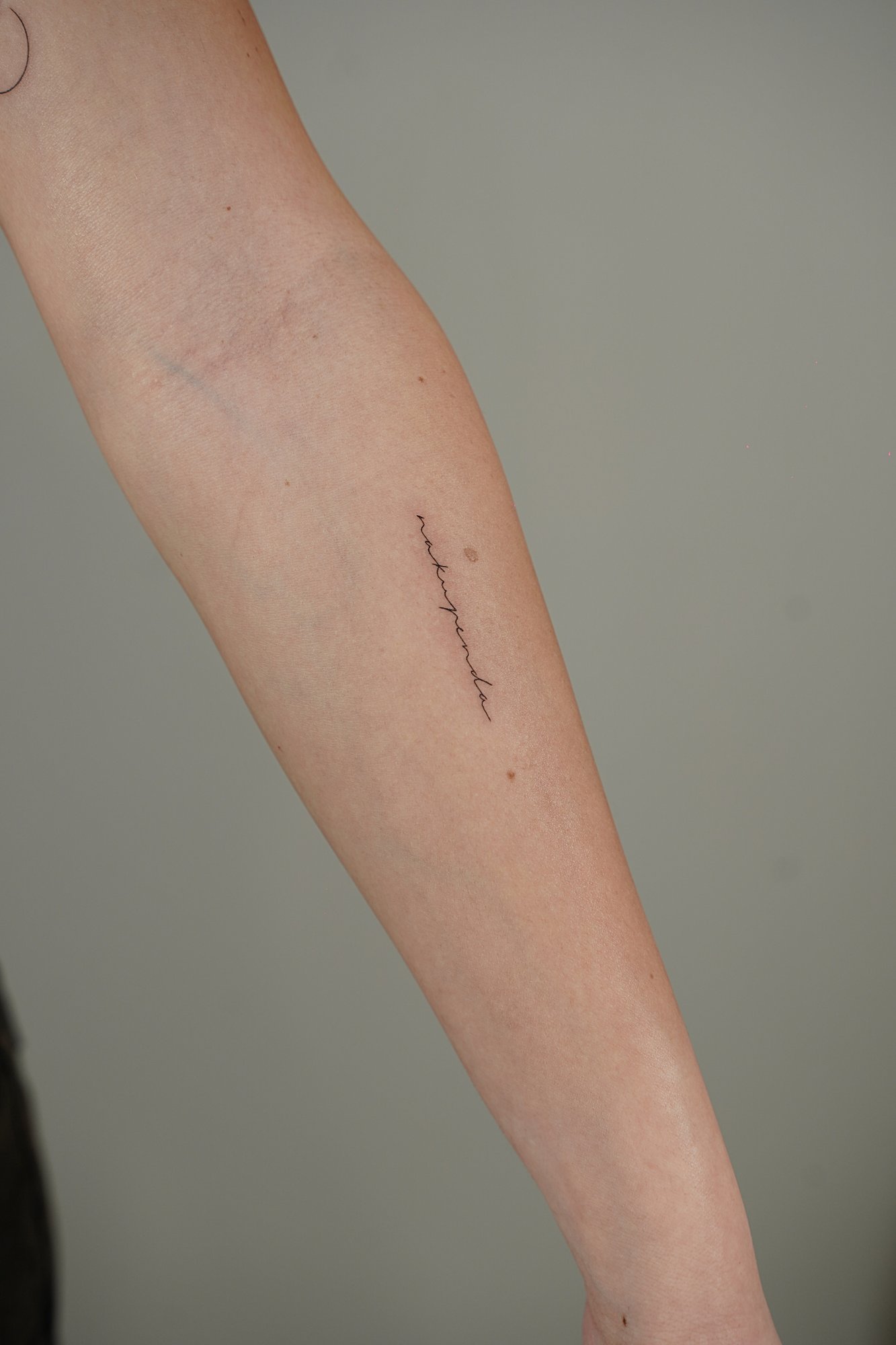 Tatuaje de runa en zona desconocida, línea fina