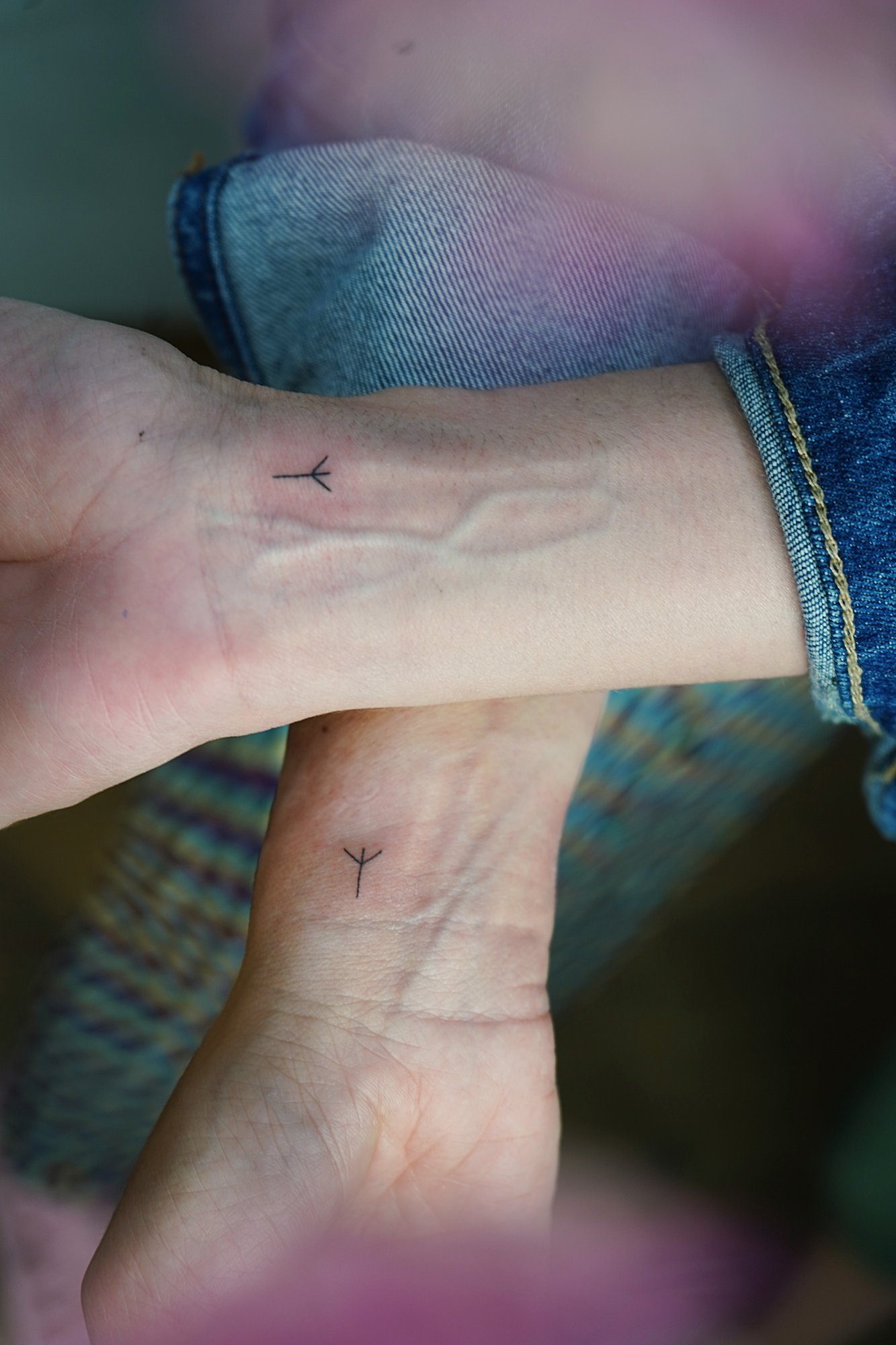 Tatuaje de runa en zona desconocida, línea fina